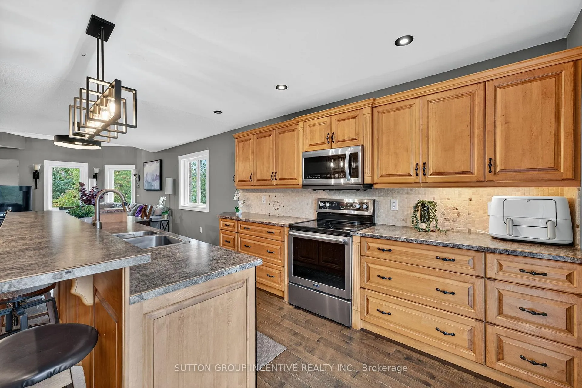 Photo 15 of 124 Hanmer Street E, Barrie, East Bayfield — HOMEH