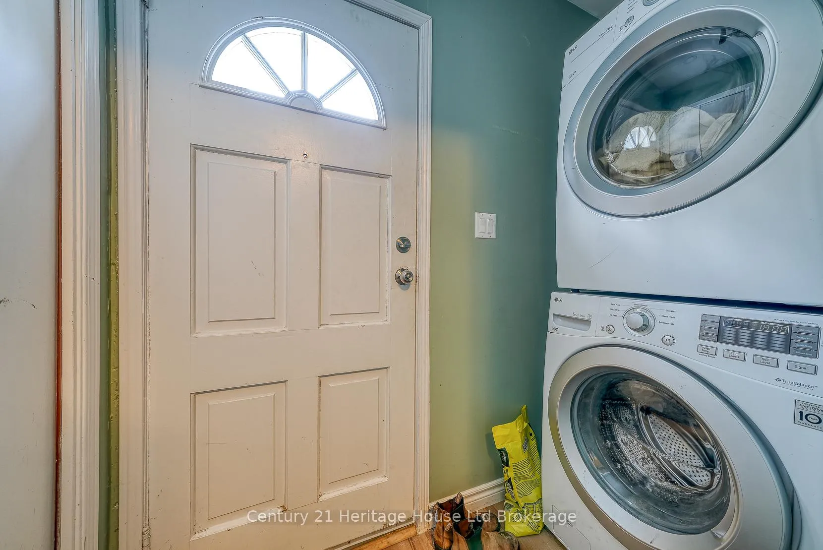 Photo 2 of 302 Chapel Street, Norfolk, Simcoe — HOMEH