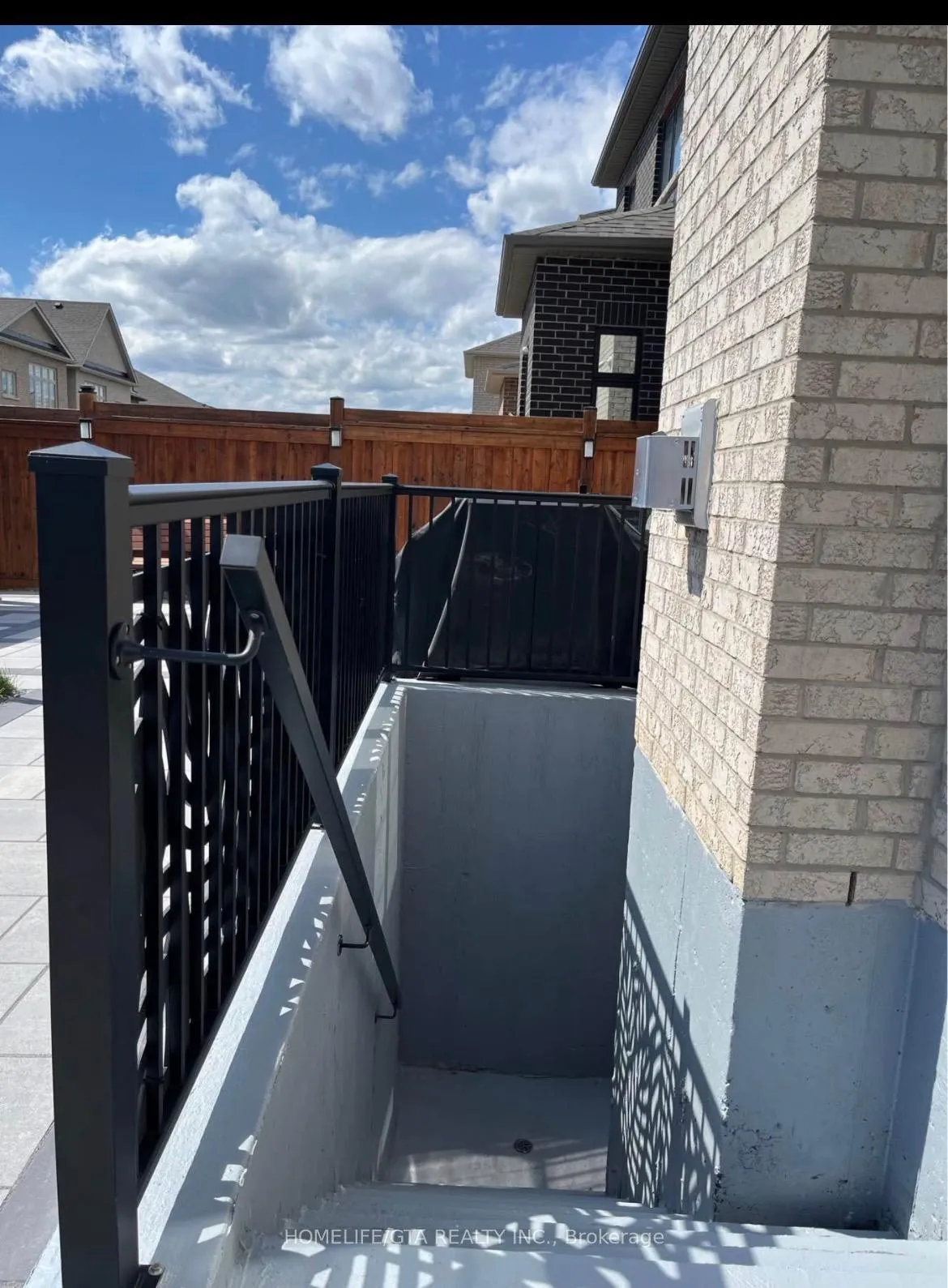 Photo 2 of Unit Basement, 90 Mountainside Crescent, Whitby, Rolling Acres — HOMEH