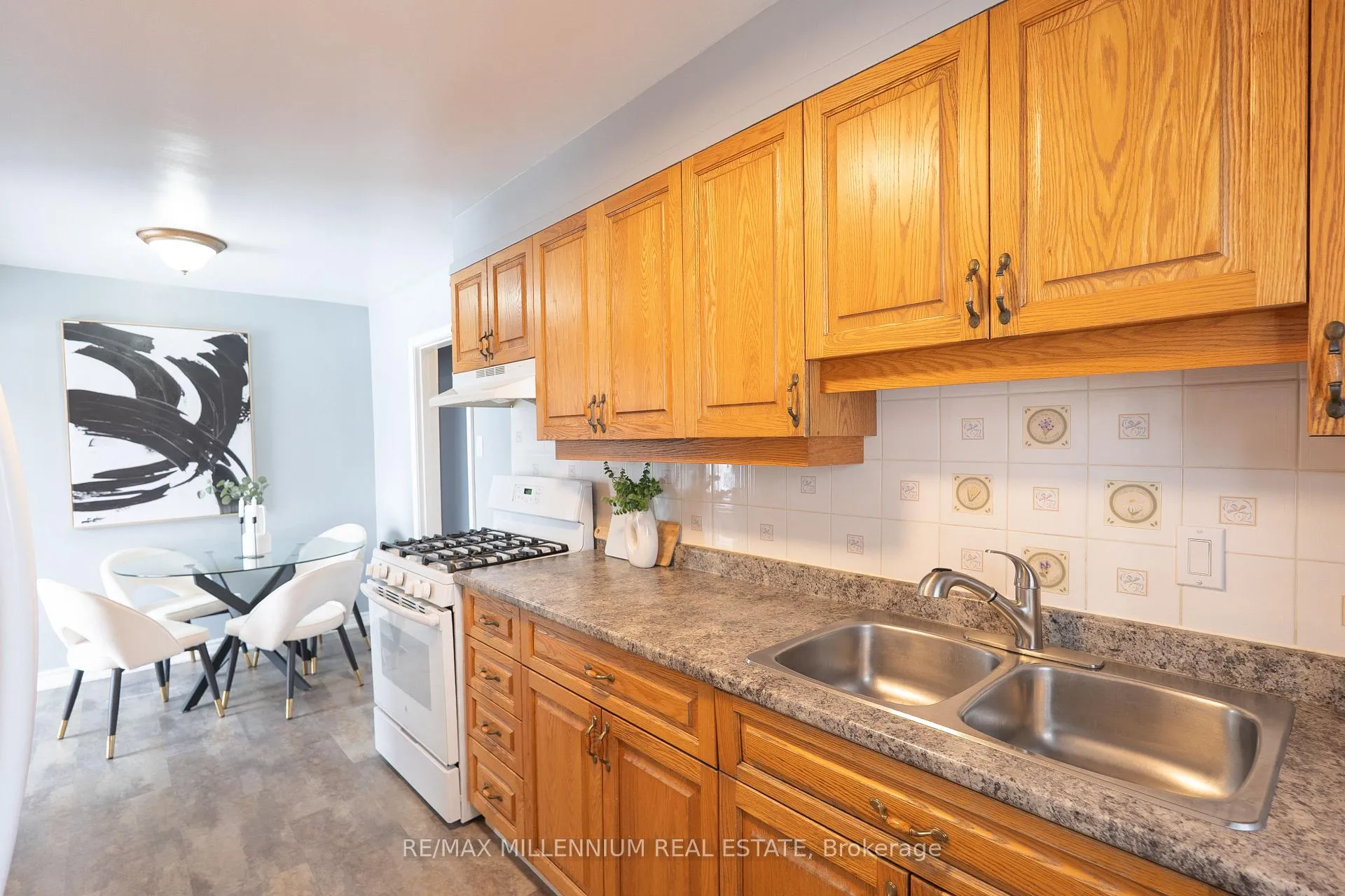 Photo 2 of 50 Stevens Crescent, Halton Hills, Georgetown — HOMEH