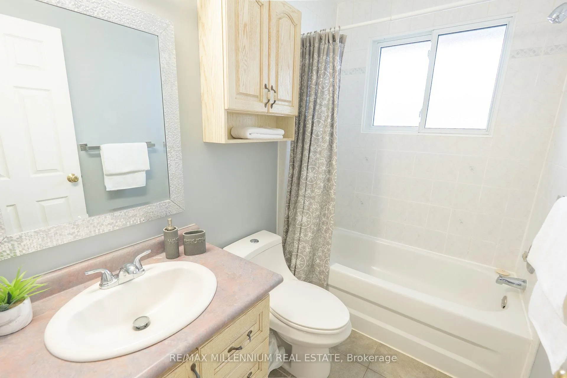 Photo 3 of 50 Stevens Crescent, Halton Hills, Georgetown — HOMEH
