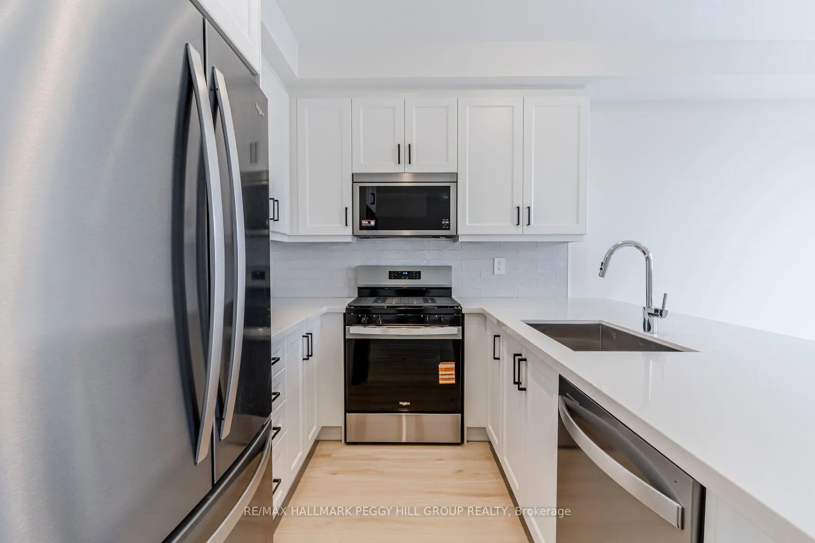 Photo 4 of 199 Durham Avenue, Barrie, Rural Barrie Southeast — HOMEH