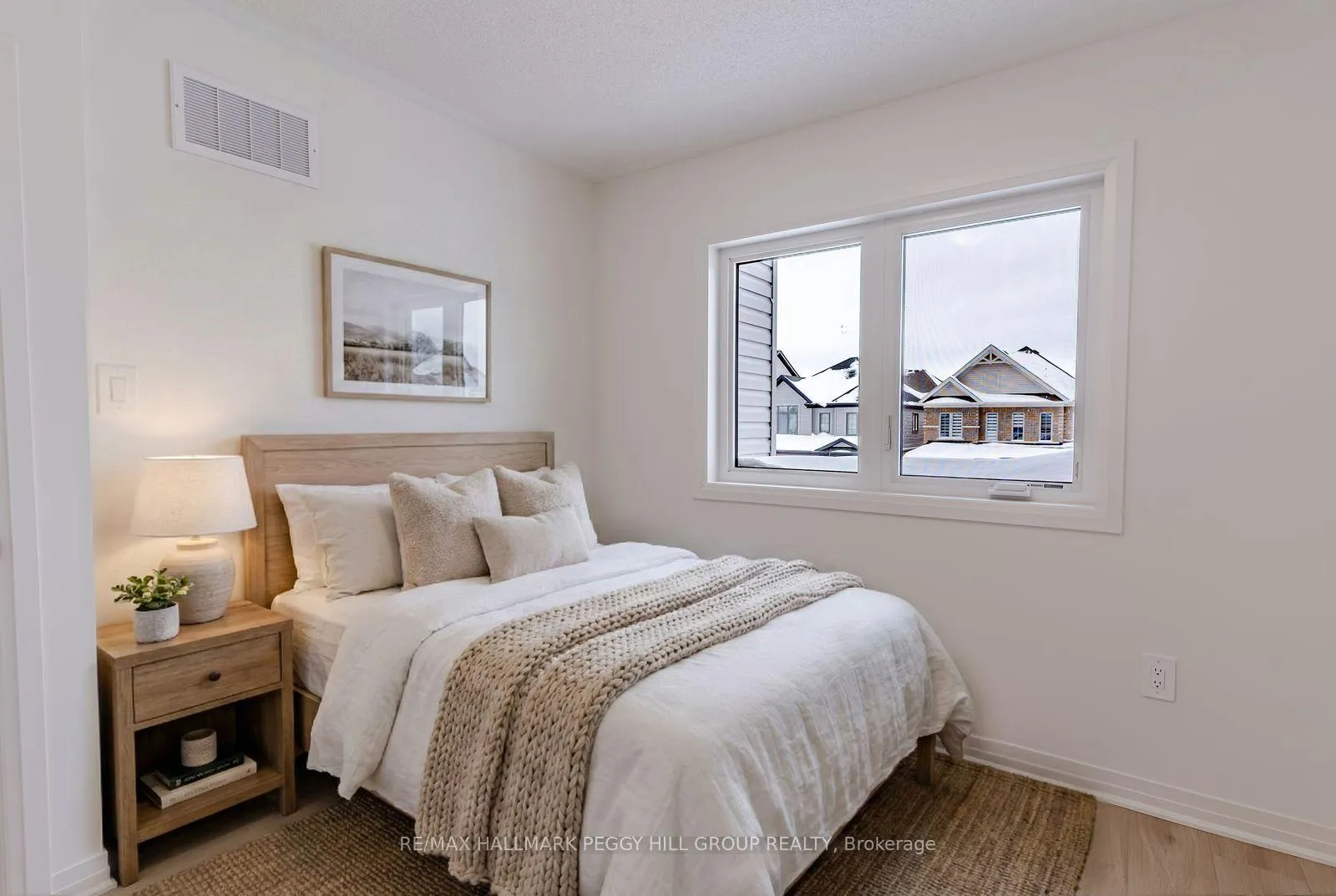 Photo 9 of 199 Durham Avenue, Barrie, Rural Barrie Southeast — HOMEH