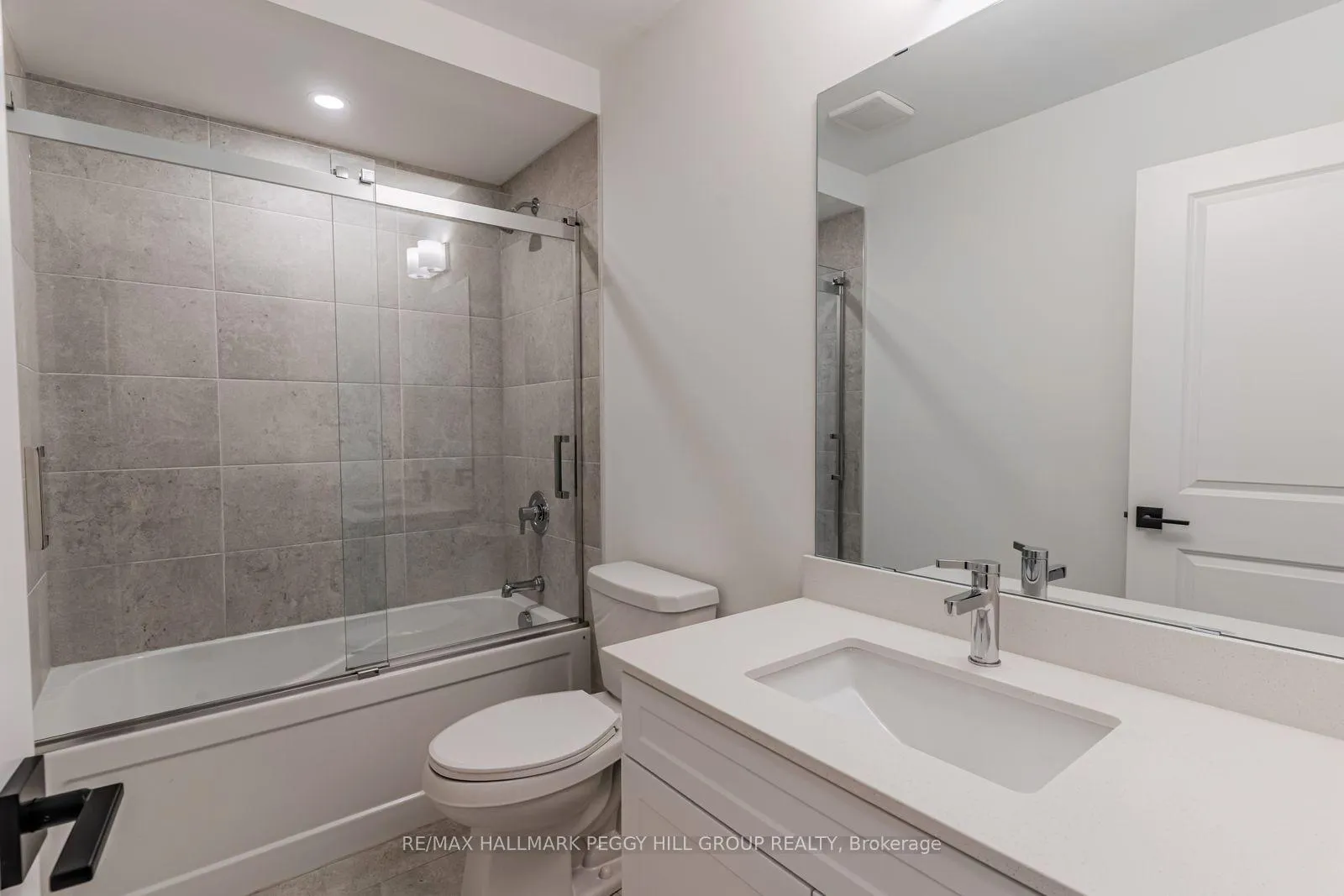 Photo 10 of 199 Durham Avenue, Barrie, Rural Barrie Southeast — HOMEH