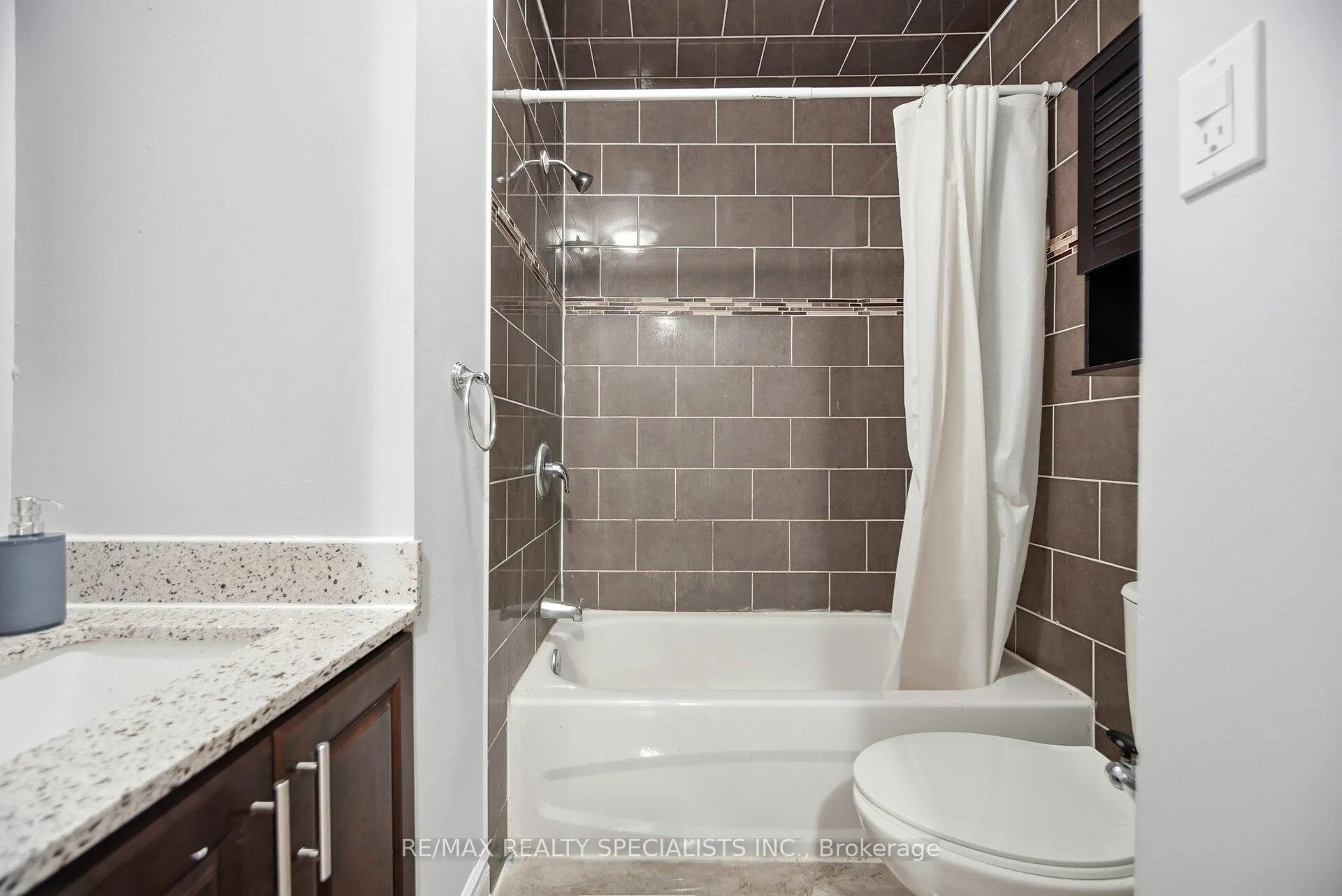 Photo 27 of 44 Herkley Drive, Brampton, Madoc — HOMEH