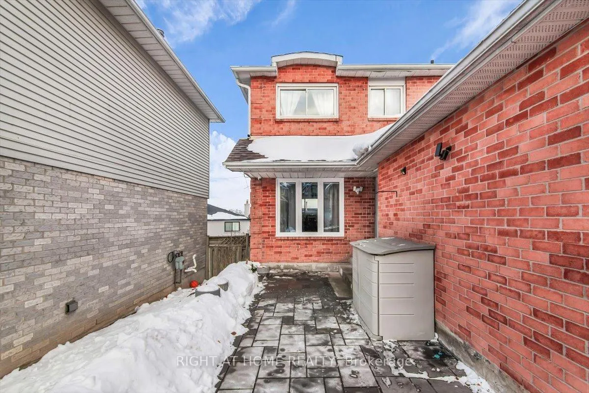 Photo 2 of 2297 Chapman Court, Pickering, Brock Ridge — HOMEH