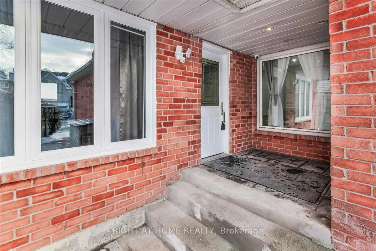 Photo 3 of 2297 Chapman Court, Pickering, Brock Ridge — HOMEH