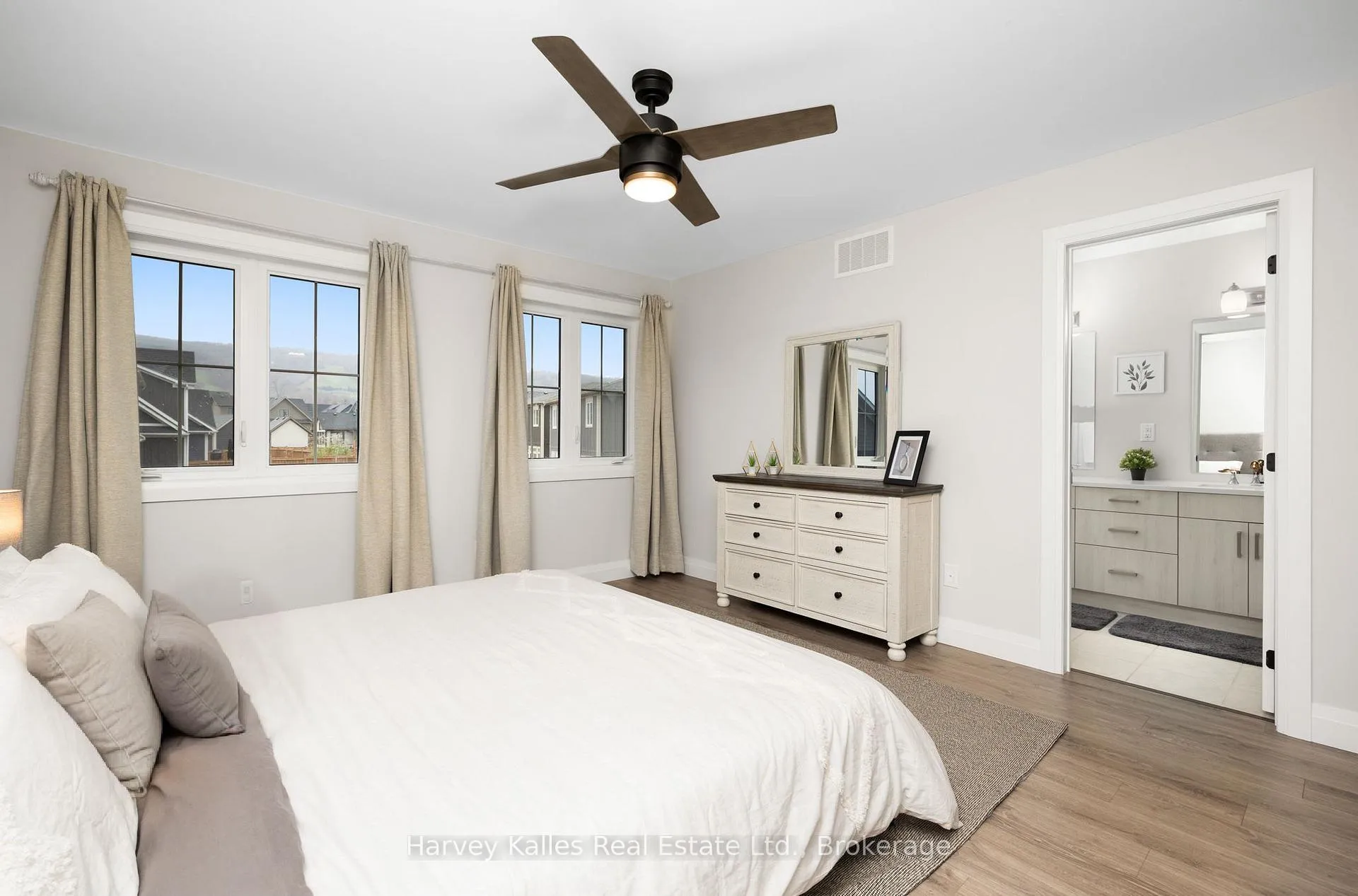 Photo 13 of 129 Red Pine Street, Blue Mountains — HOMEH