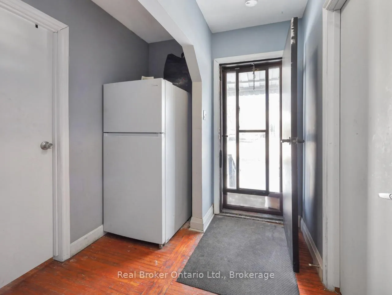Photo 4 of 28 West 3rd Street, Hamilton, Bonnington — HOMEH