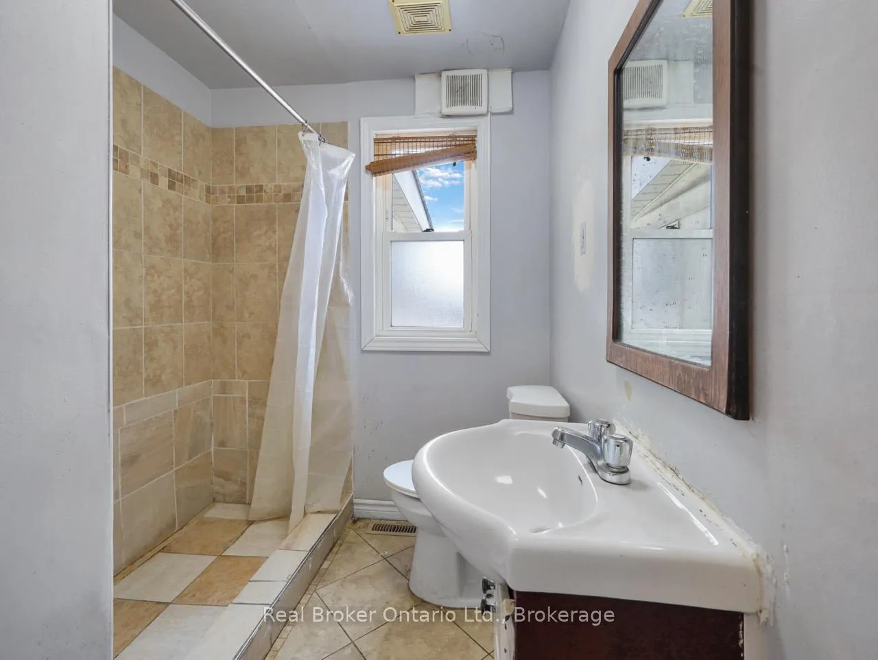 Photo 11 of 28 West 3rd Street, Hamilton, Bonnington — HOMEH