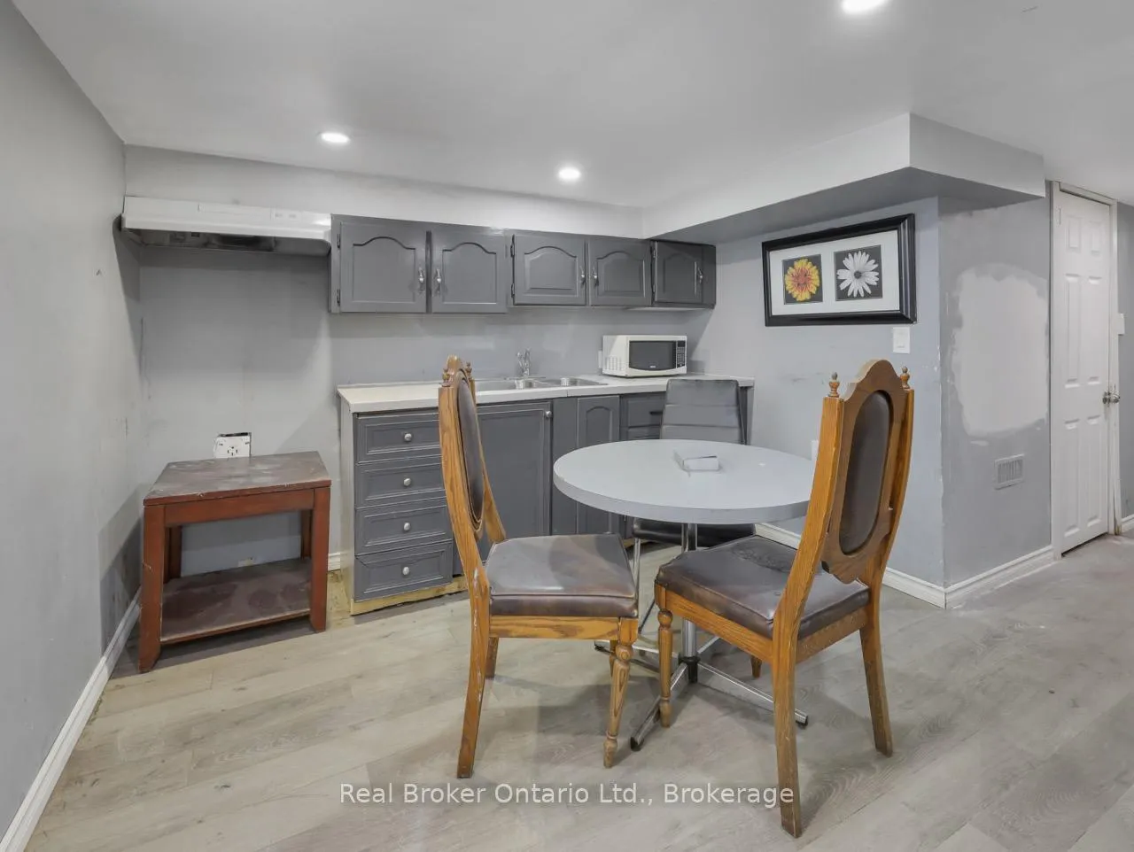 Photo 13 of 28 West 3rd Street, Hamilton, Bonnington — HOMEH