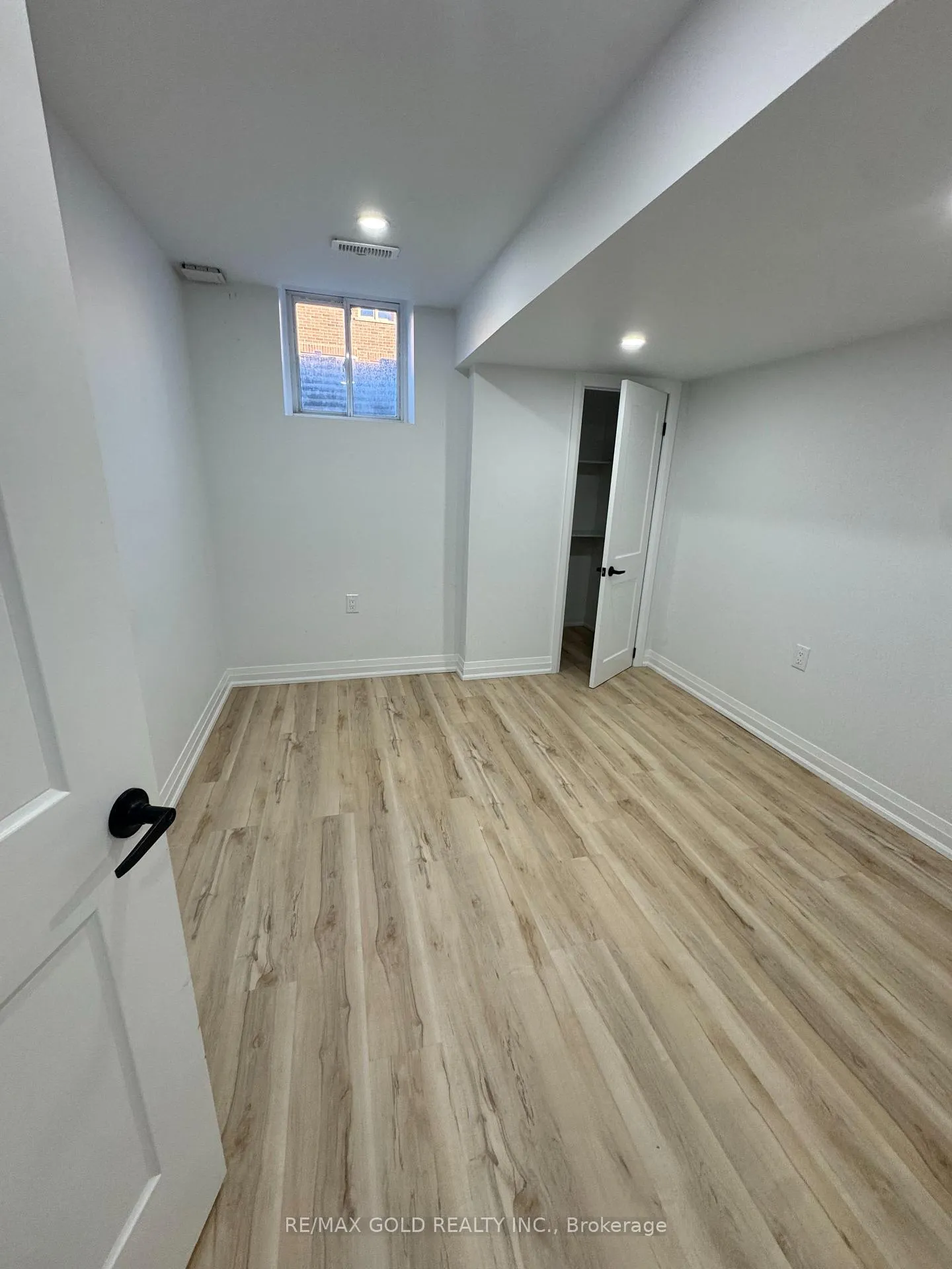 Photo 5 of 15 Eastman Drive, Brampton, Credit Valley — HOMEH