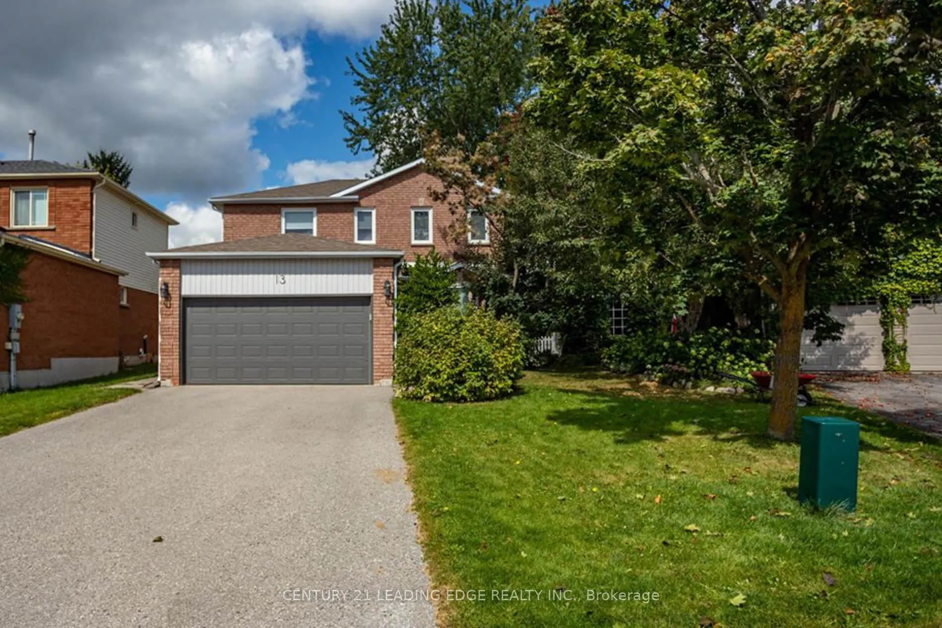 Photo 2 of 13 Gordon Court, Barrie, West Bayfield — HOMEH