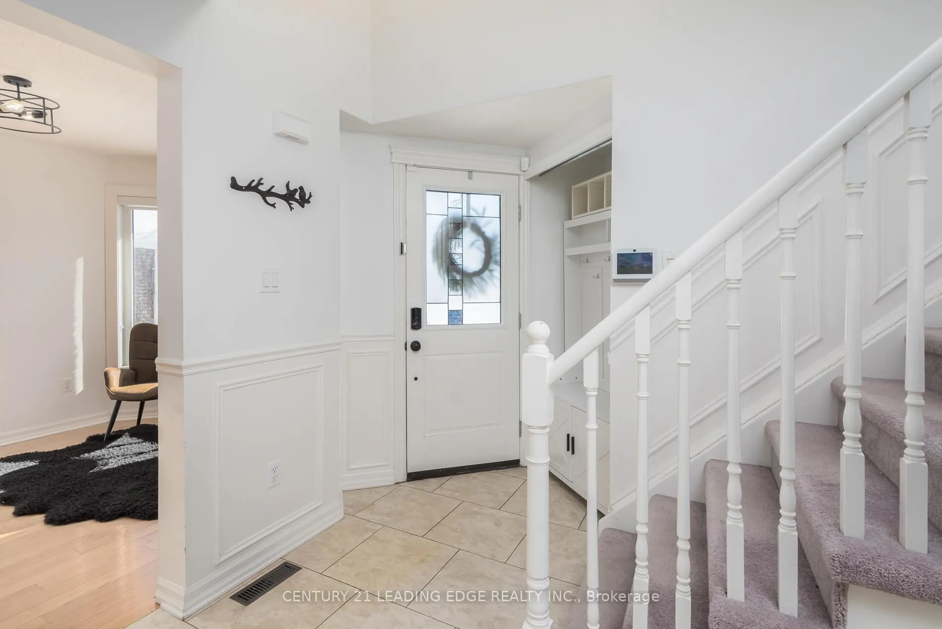 Photo 3 of 13 Gordon Court, Barrie, West Bayfield — HOMEH