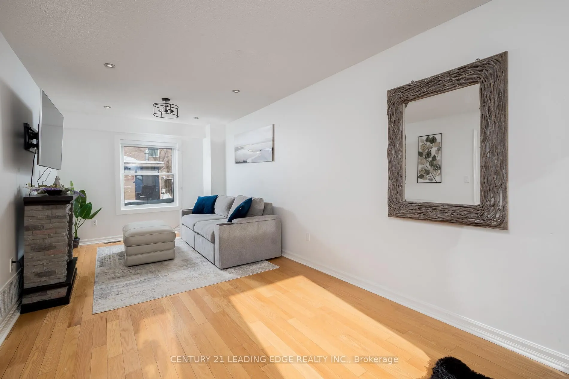 Photo 5 of 13 Gordon Court, Barrie, West Bayfield — HOMEH