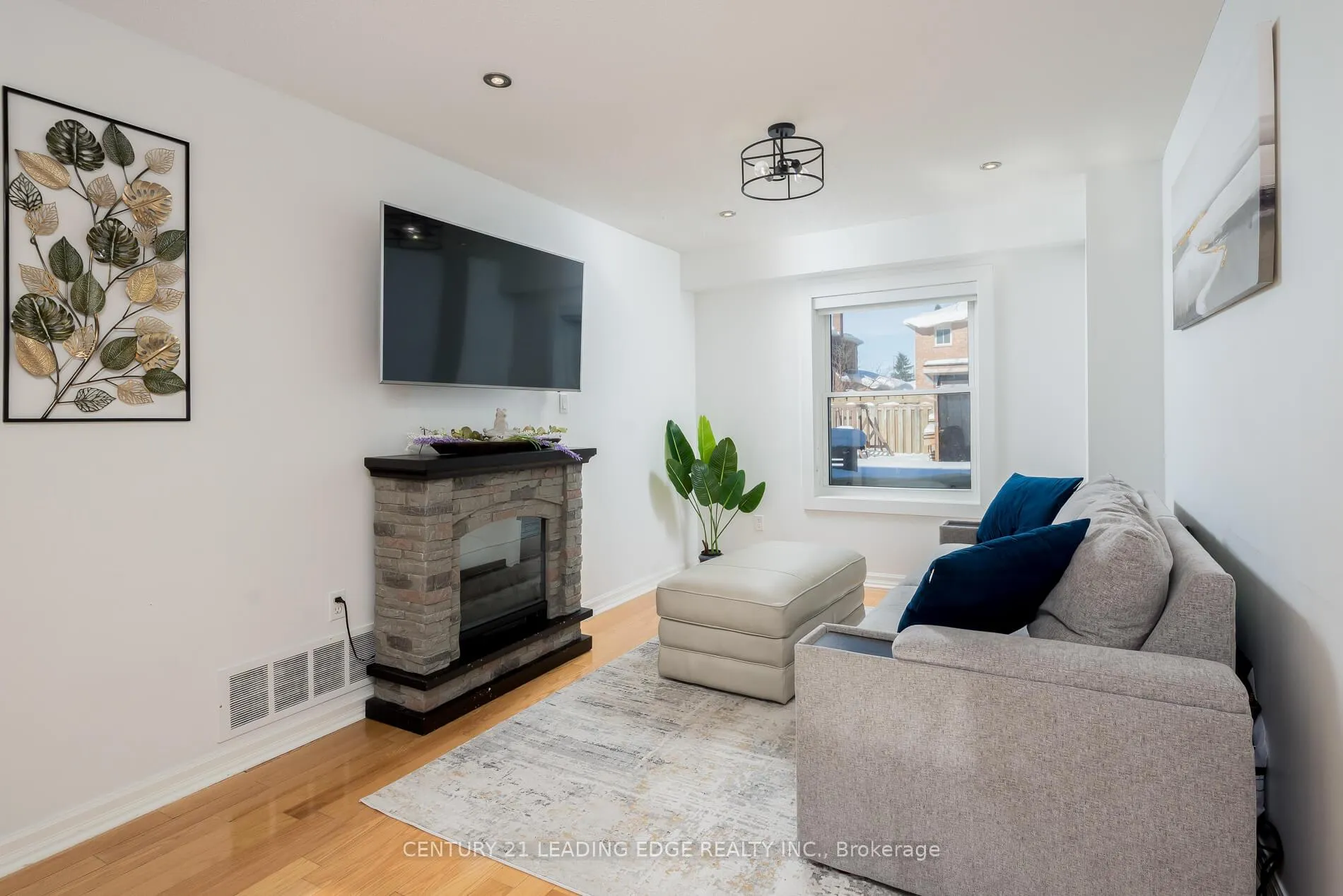Photo 6 of 13 Gordon Court, Barrie, West Bayfield — HOMEH