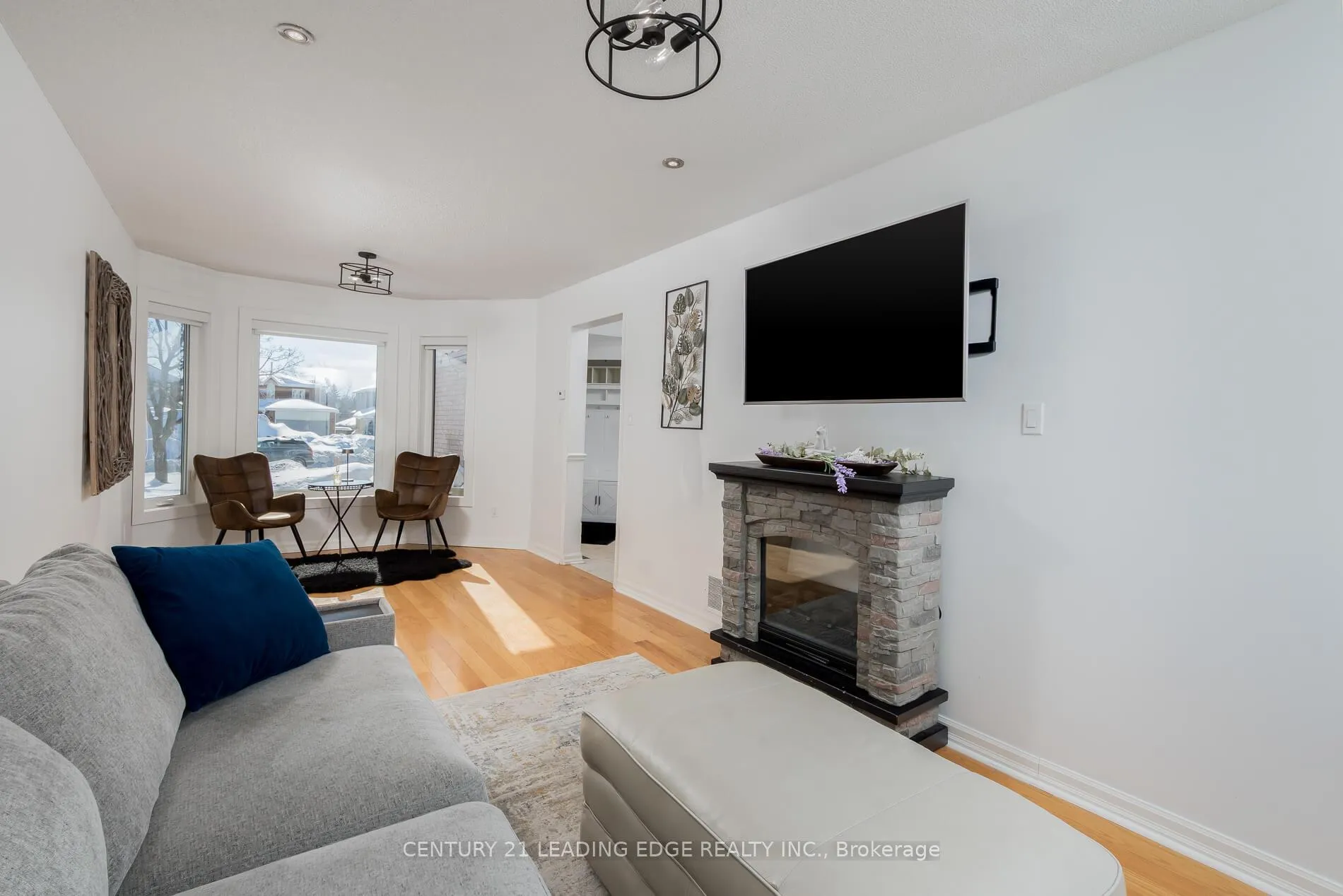 Photo 8 of 13 Gordon Court, Barrie, West Bayfield — HOMEH