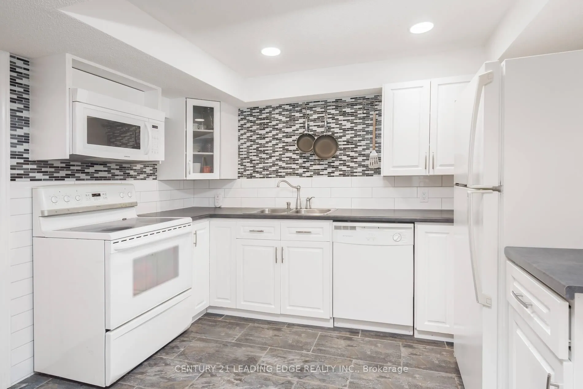 Photo 24 of 13 Gordon Court, Barrie, West Bayfield — HOMEH