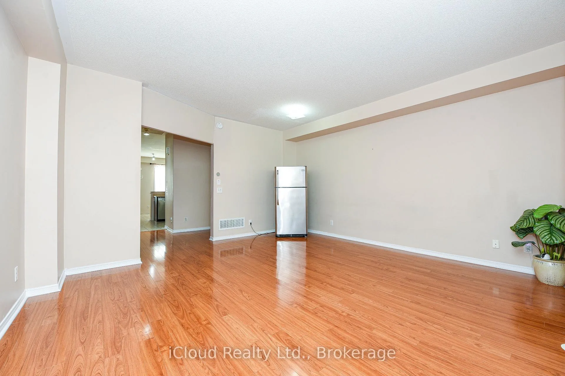 Photo 5 of 103 Cedar Lake Crescent, Brampton, Bram West — HOMEH