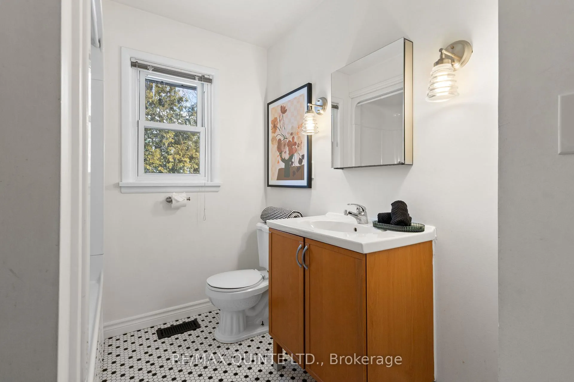 Photo 31 of 20 Prospect Avenue, Prince Edward County, Picton Ward — HOMEH