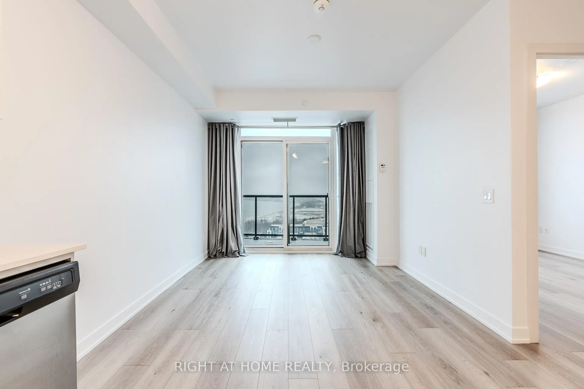 Photo 4 of Unit 1709, 385 Winston Road, Grimsby, Grimsby Beach — HOMEH