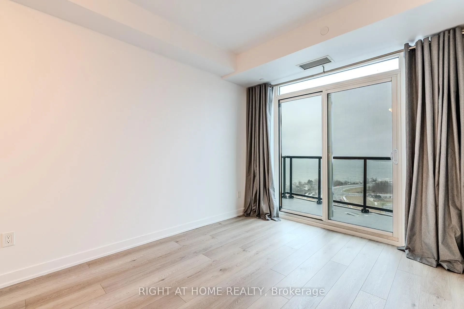 Photo 6 of Unit 1709, 385 Winston Road, Grimsby, Grimsby Beach — HOMEH