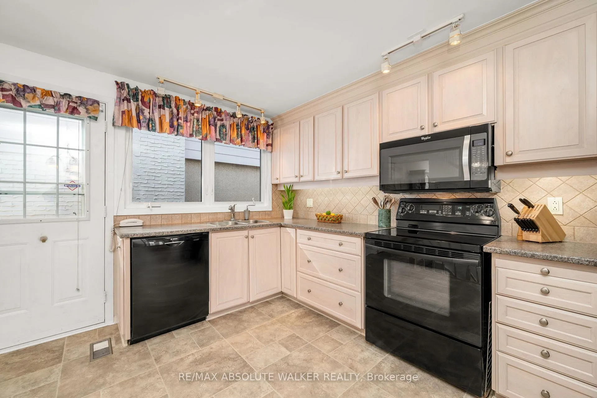 Photo 14 of 1851 Burfield Avenue, Ottawa, Beacon Hill South — HOMEH