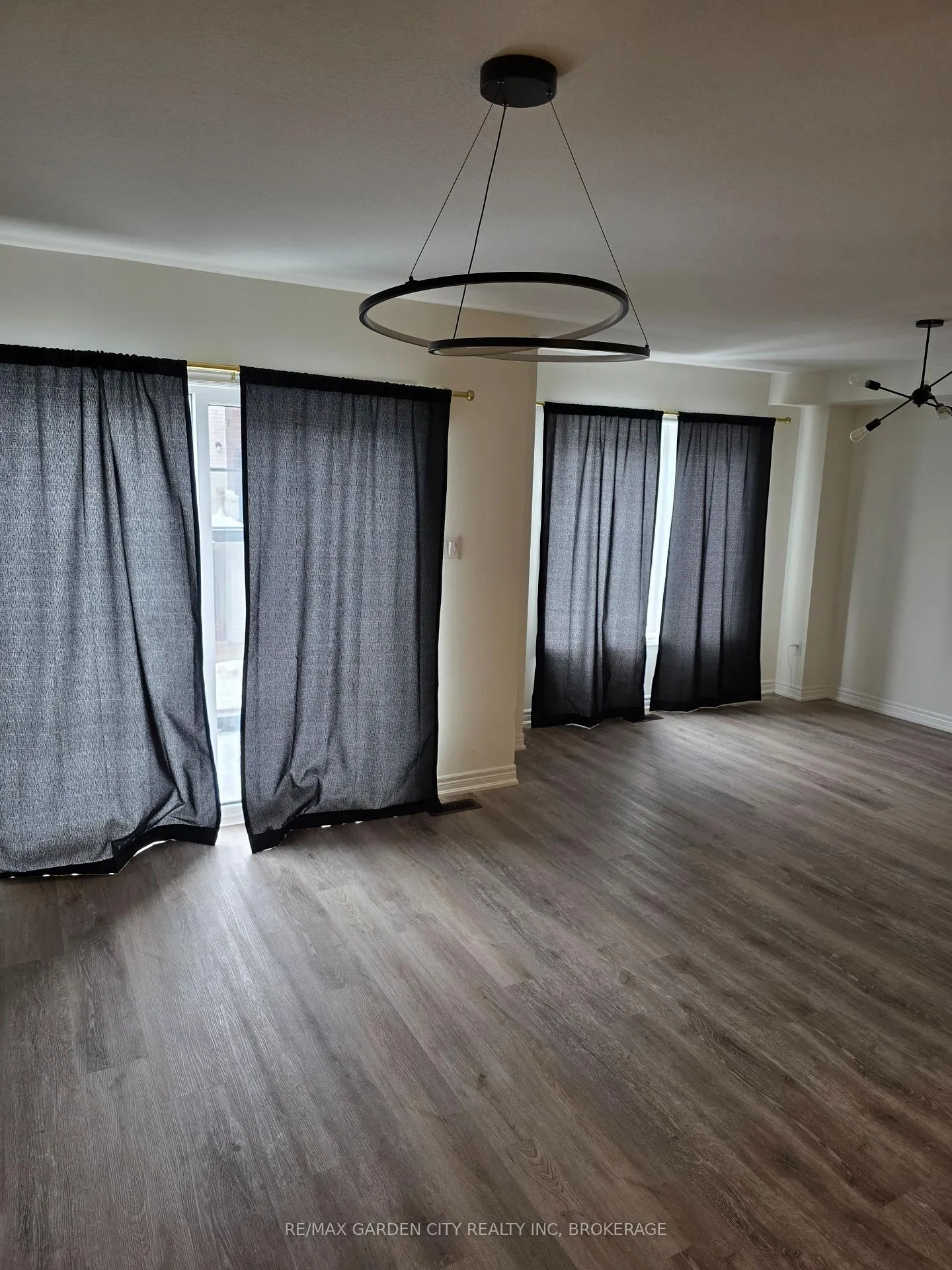 Photo 2 of 62 Dryden Lane, Hamilton, McQuesten — HOMEH