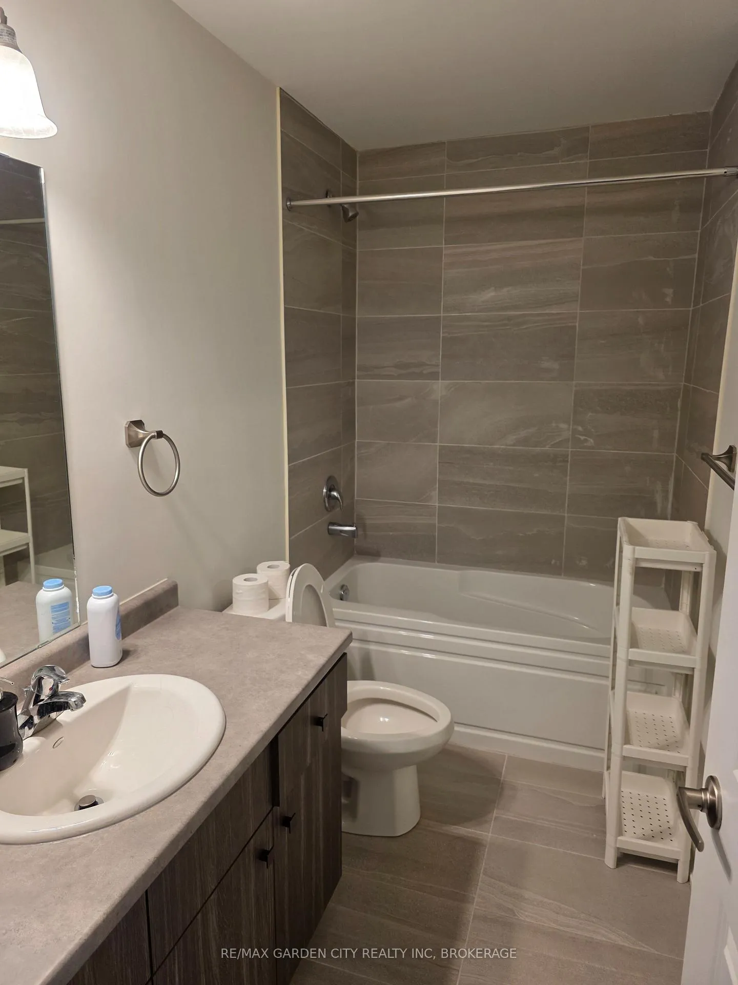 Photo 6 of 62 Dryden Lane, Hamilton, McQuesten — HOMEH