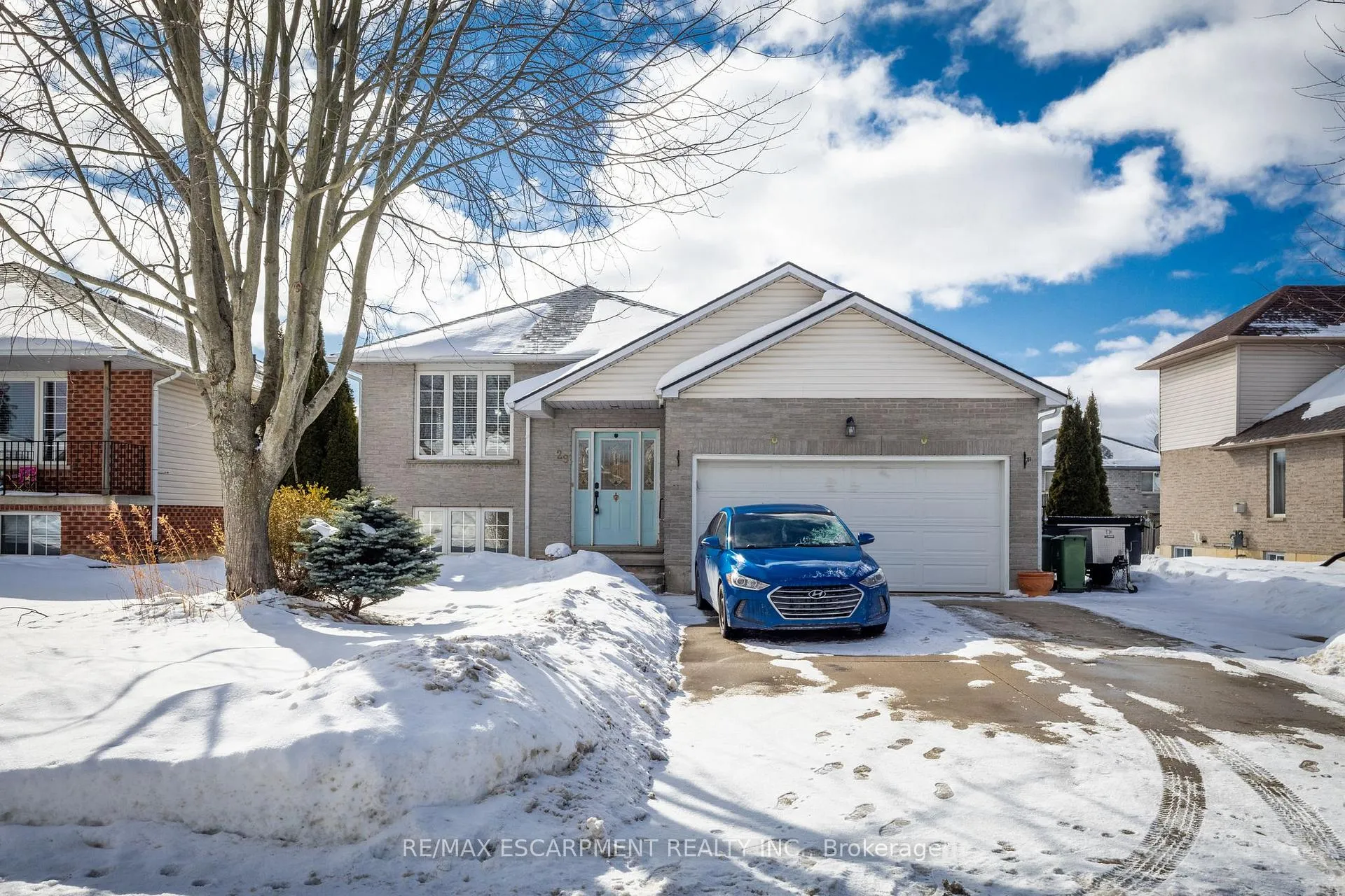 Photo 2 of 29 Longview Court, Hamilton, Mount Hope — HOMEH