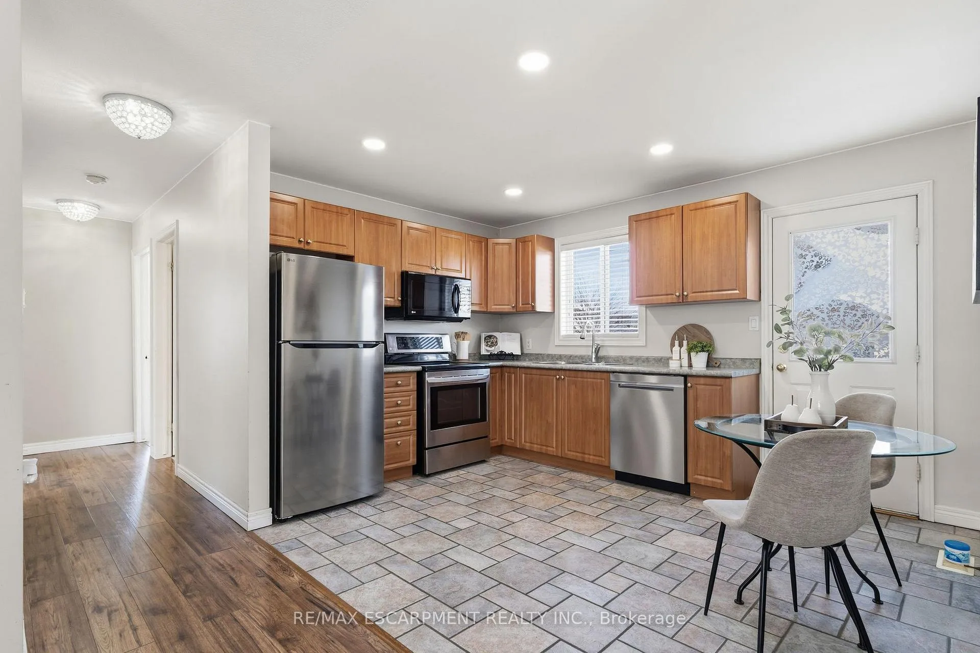 Photo 7 of 29 Longview Court, Hamilton, Mount Hope — HOMEH