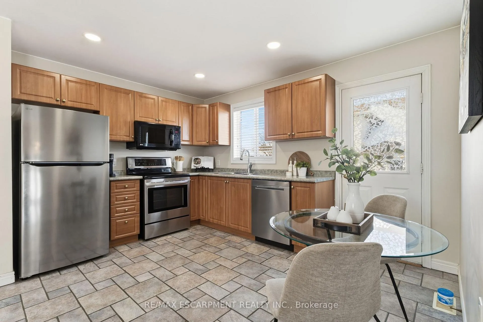 Photo 8 of 29 Longview Court, Hamilton, Mount Hope — HOMEH