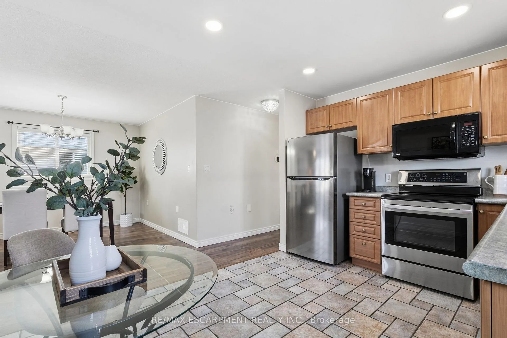 Photo 9 of 29 Longview Court, Hamilton, Mount Hope — HOMEH