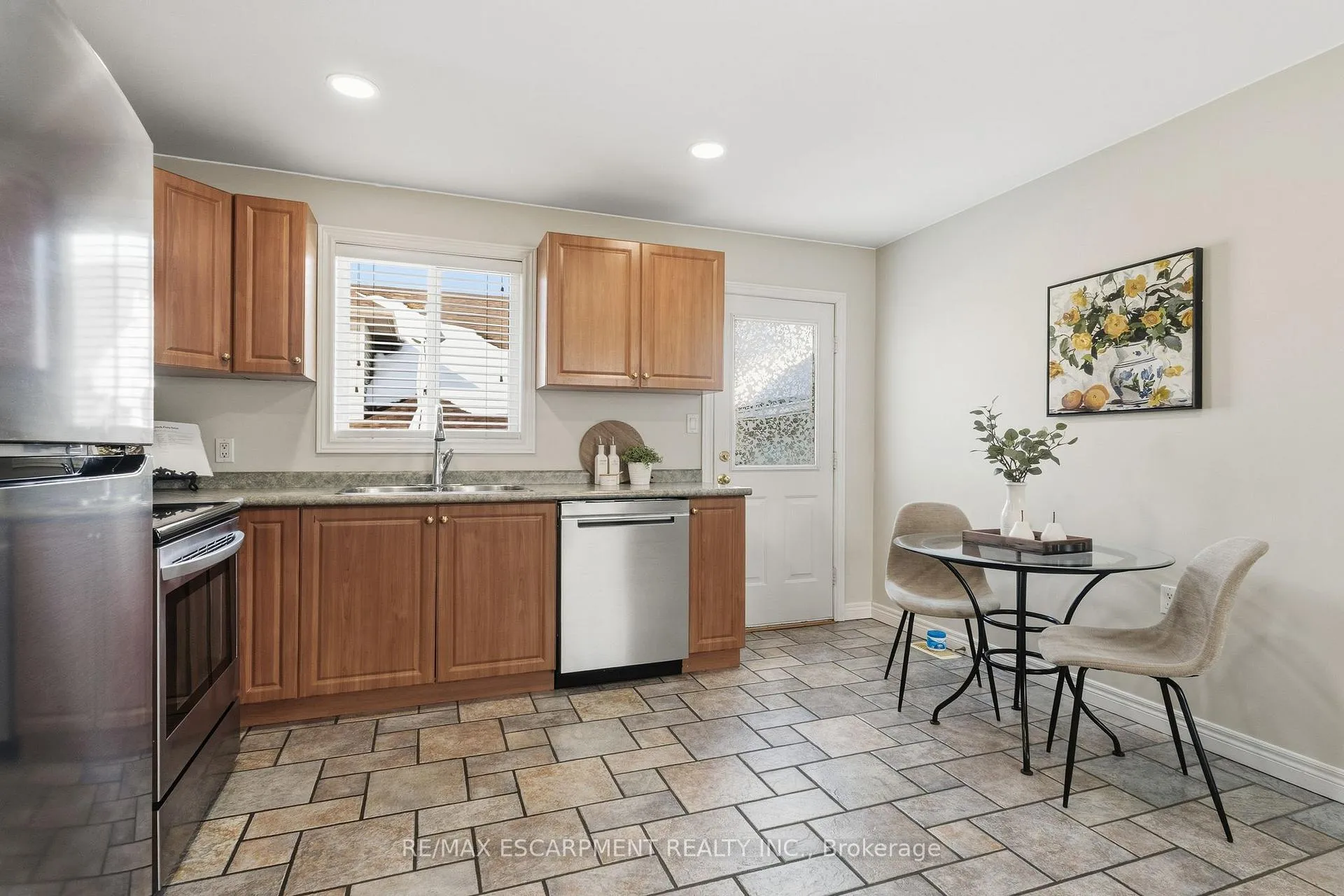 Photo 11 of 29 Longview Court, Hamilton, Mount Hope — HOMEH