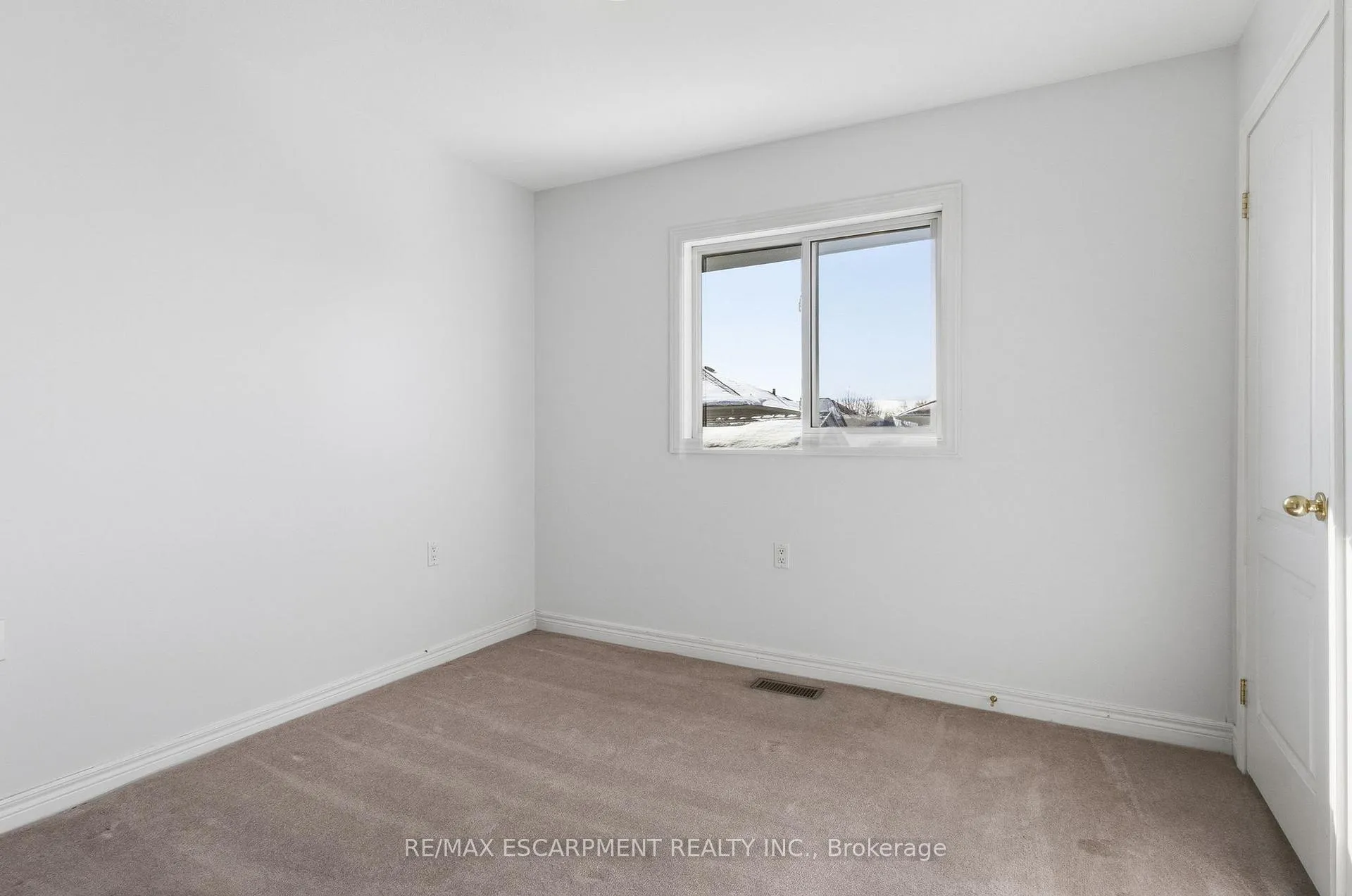 Photo 20 of 29 Longview Court, Hamilton, Mount Hope — HOMEH