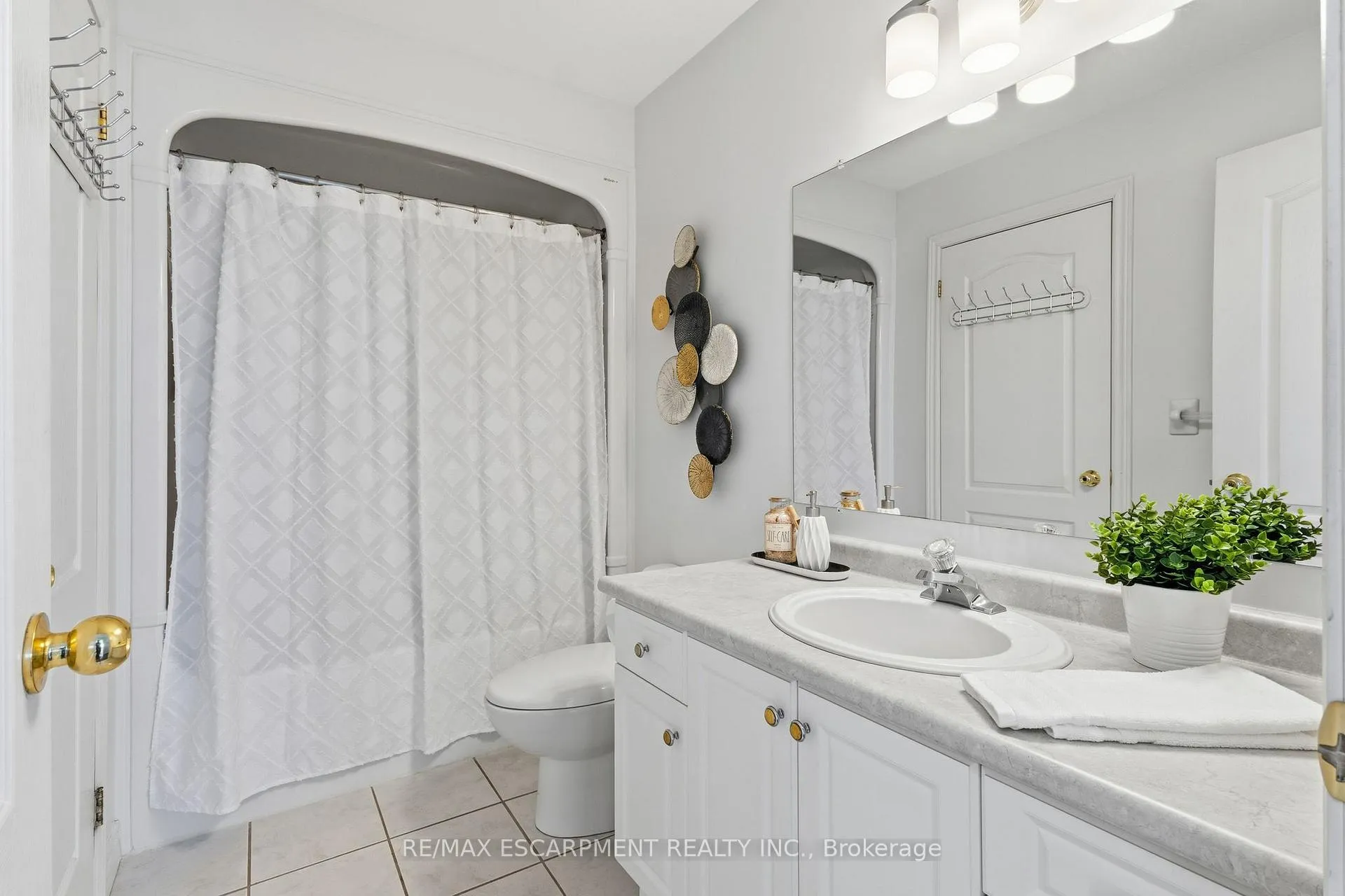 Photo 21 of 29 Longview Court, Hamilton, Mount Hope — HOMEH