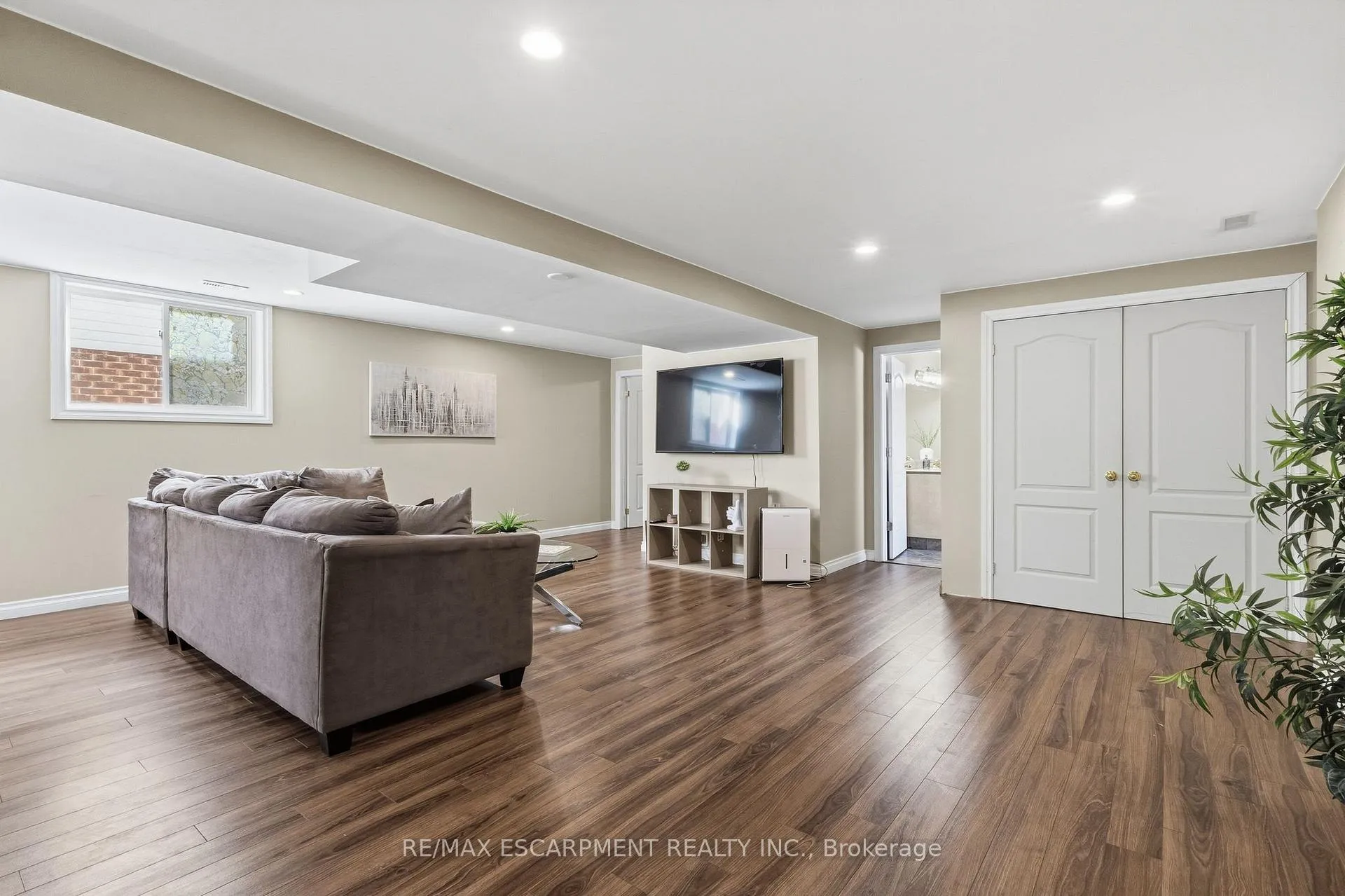Photo 23 of 29 Longview Court, Hamilton, Mount Hope — HOMEH