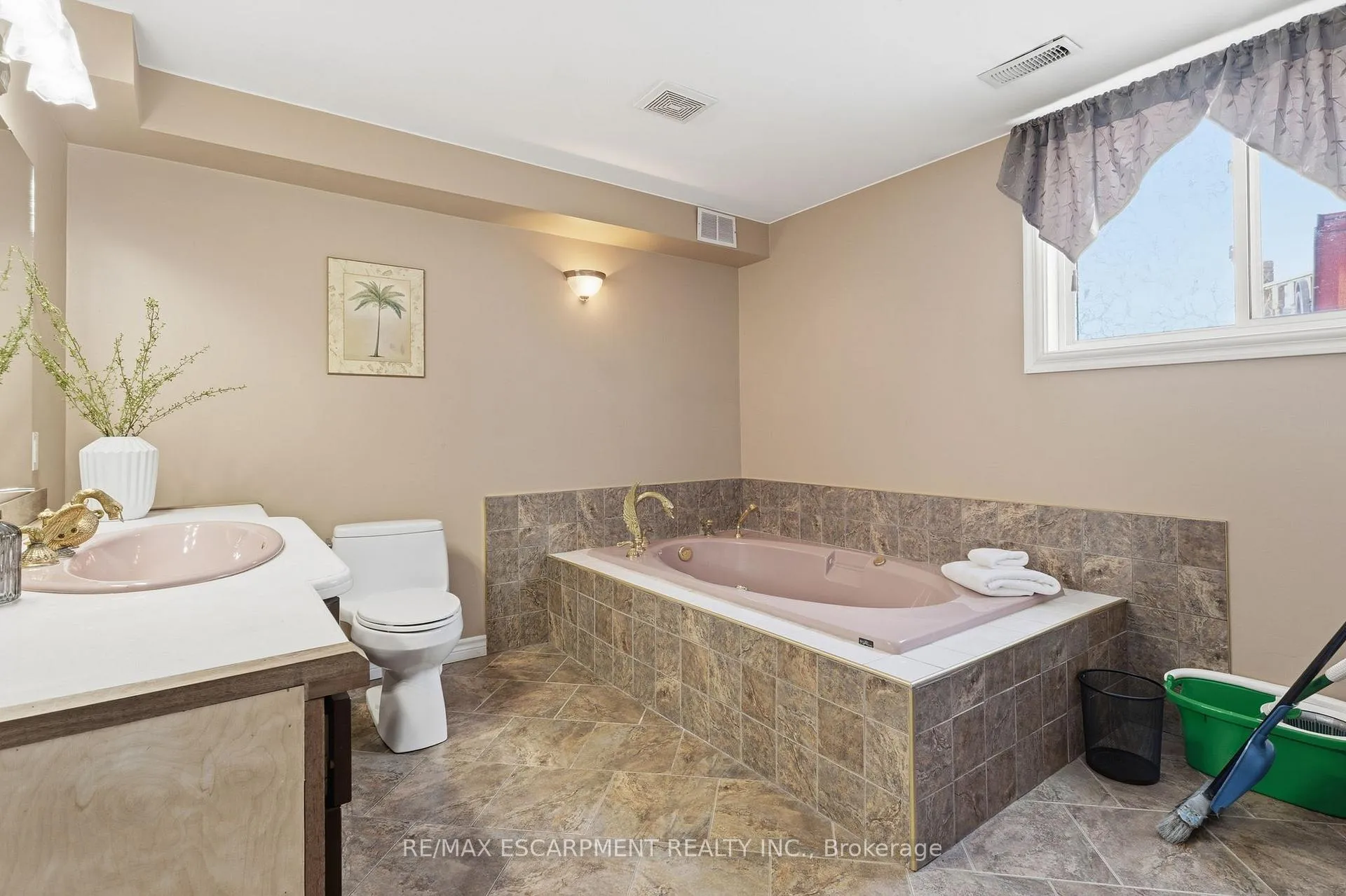 Photo 30 of 29 Longview Court, Hamilton, Mount Hope — HOMEH