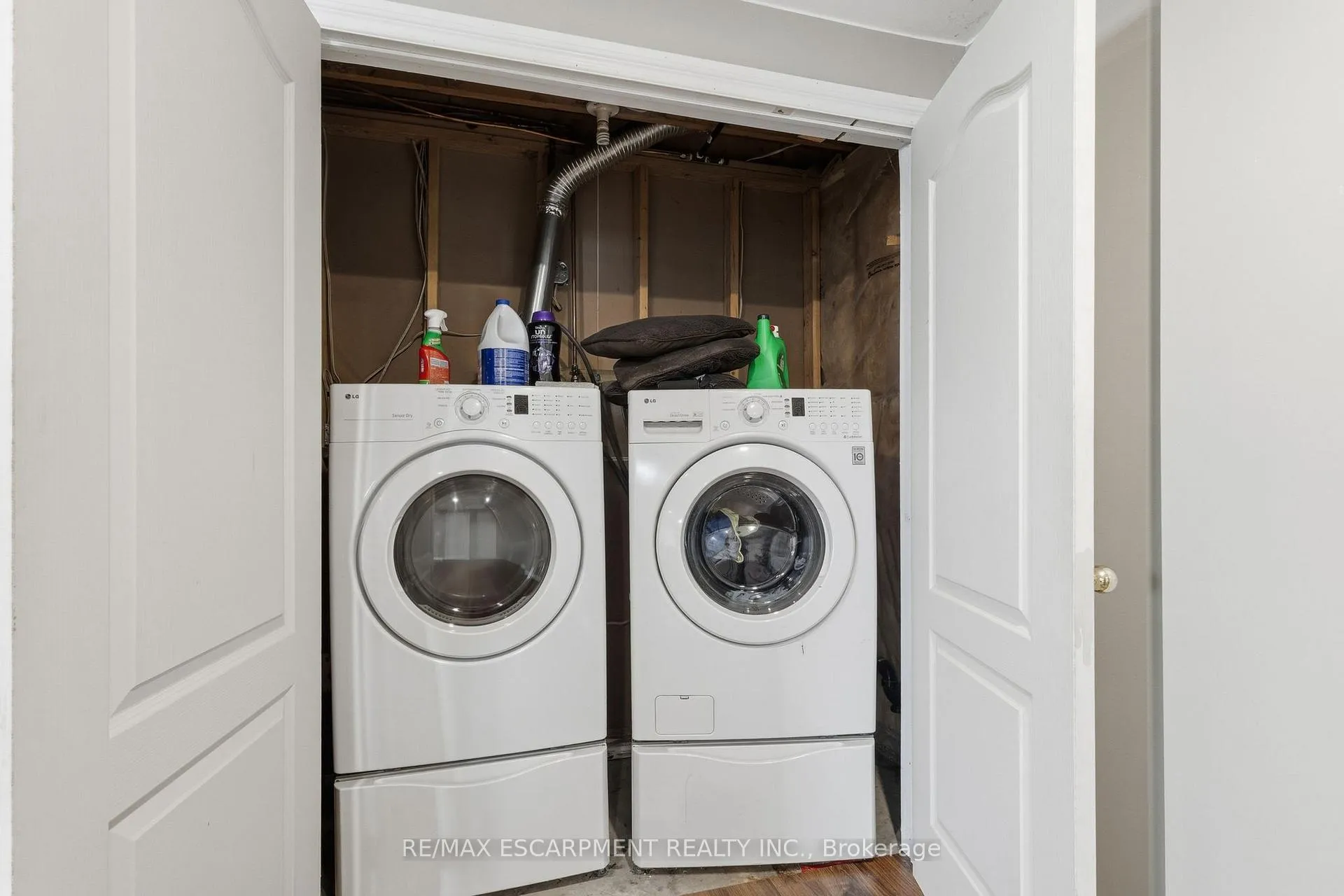 Photo 32 of 29 Longview Court, Hamilton, Mount Hope — HOMEH