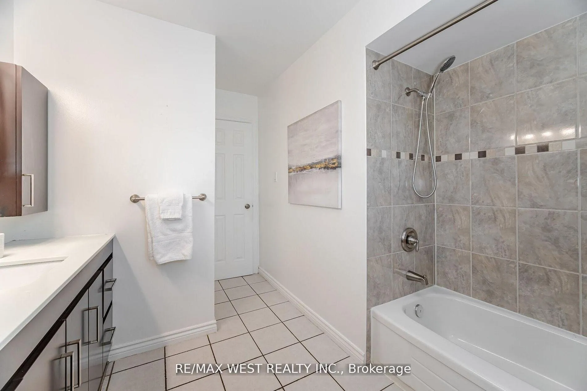 Photo 18 of 17 Malcolm Crescent, Brampton, Central Park — HOMEH