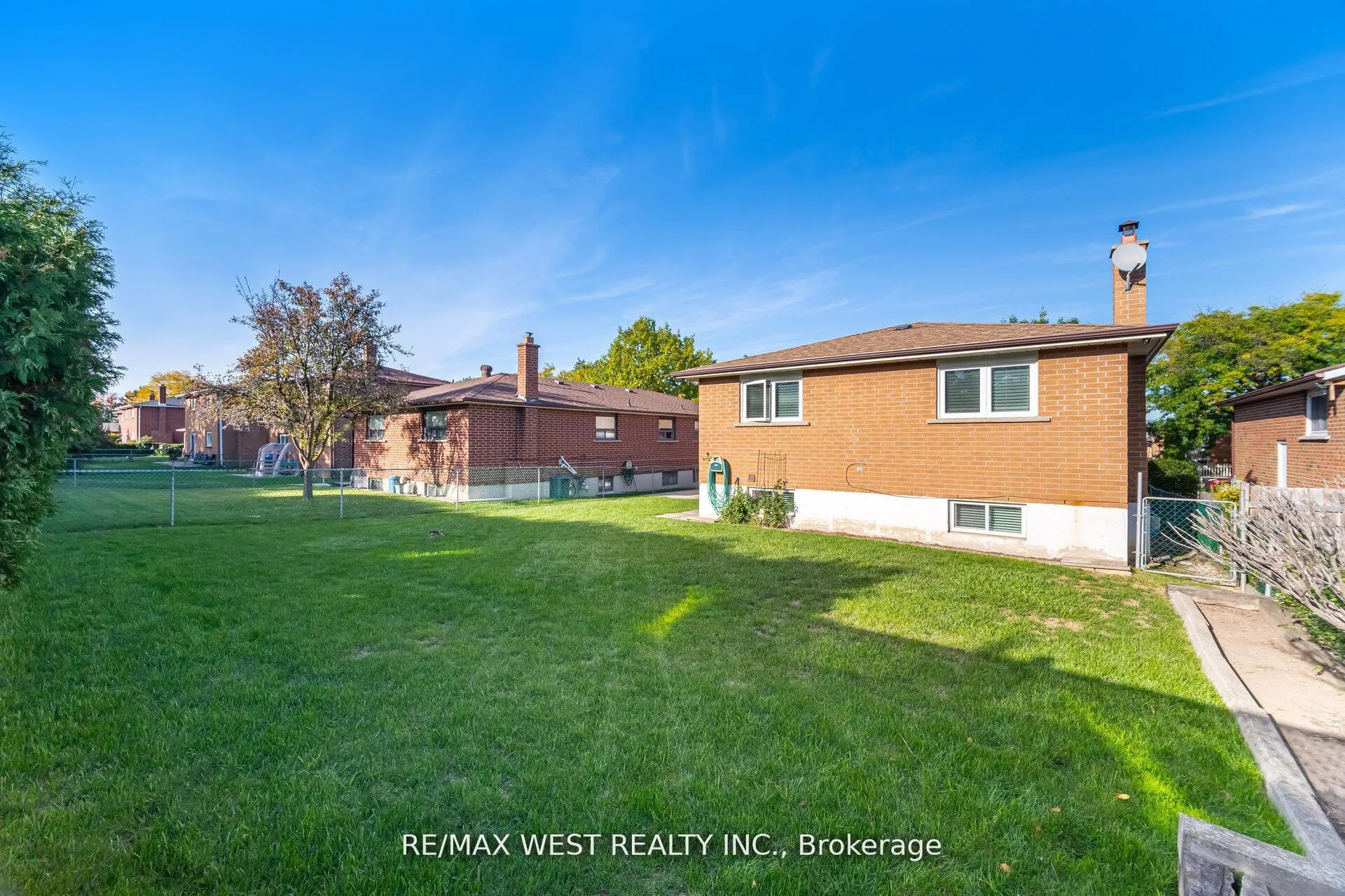 Photo 31 of 17 Malcolm Crescent, Brampton, Central Park — HOMEH