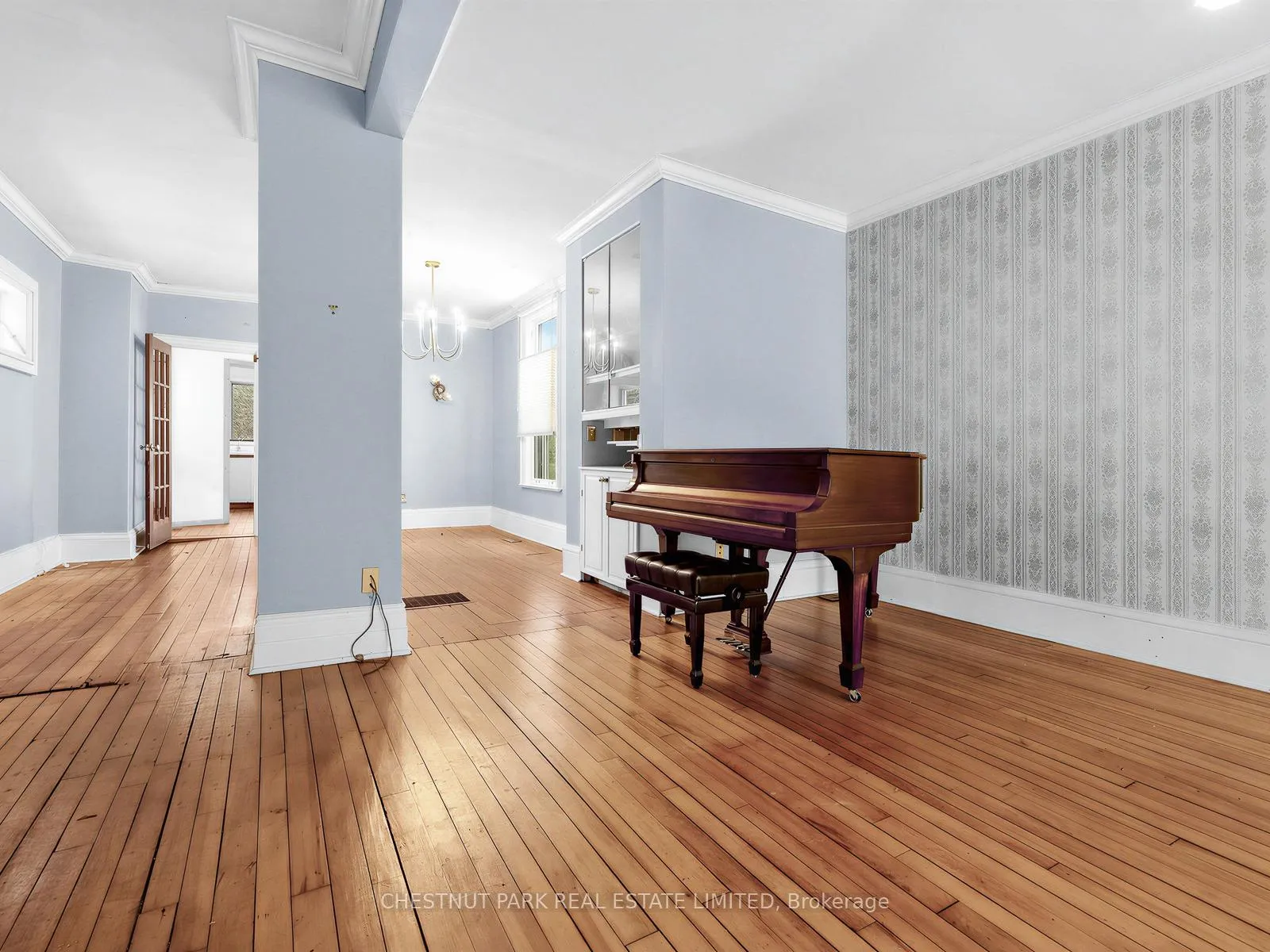 Photo 4 of 38 Walmsley Boulevard, Toronto, Yonge-St. Clair — HOMEH