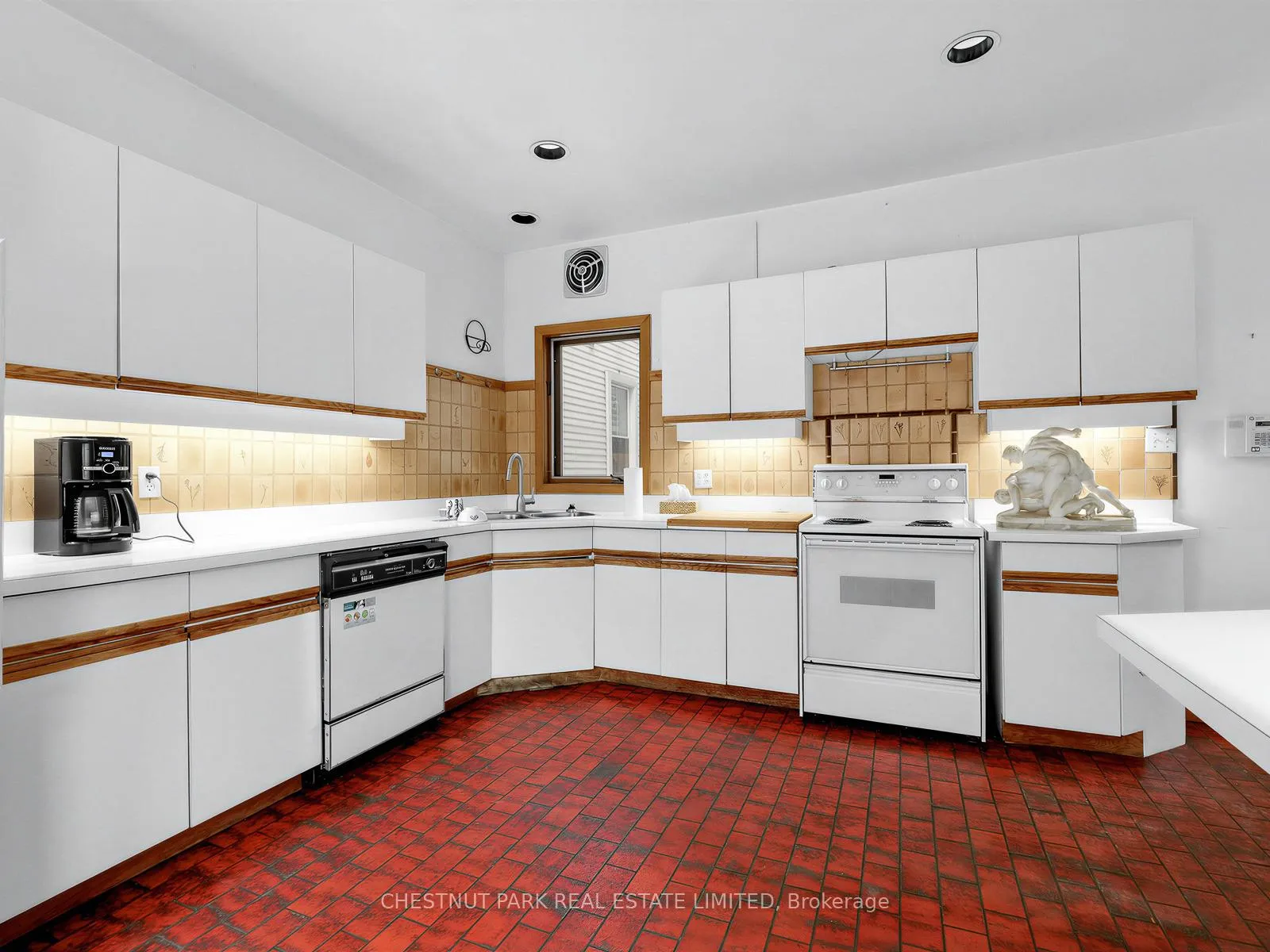 Photo 7 of 38 Walmsley Boulevard, Toronto, Yonge-St. Clair — HOMEH