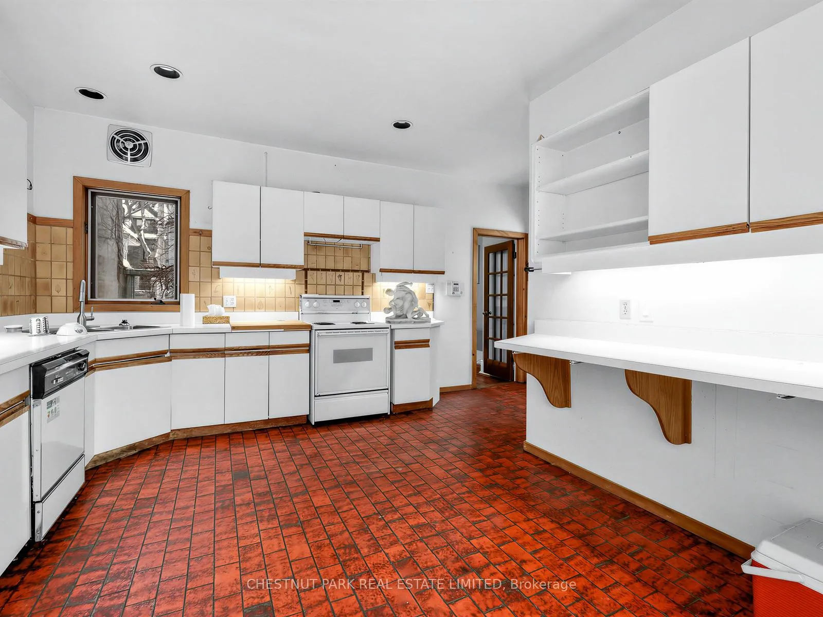 Photo 9 of 38 Walmsley Boulevard, Toronto, Yonge-St. Clair — HOMEH