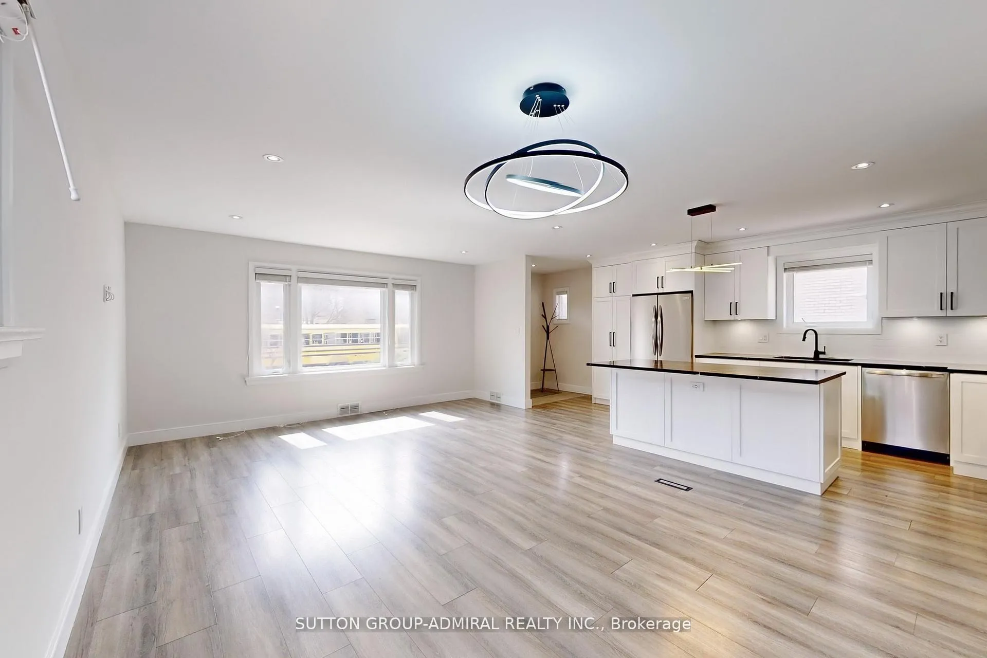 Photo 4 of 76 Ridgevale Drive, Toronto, Englemount-Lawrence — HOMEH