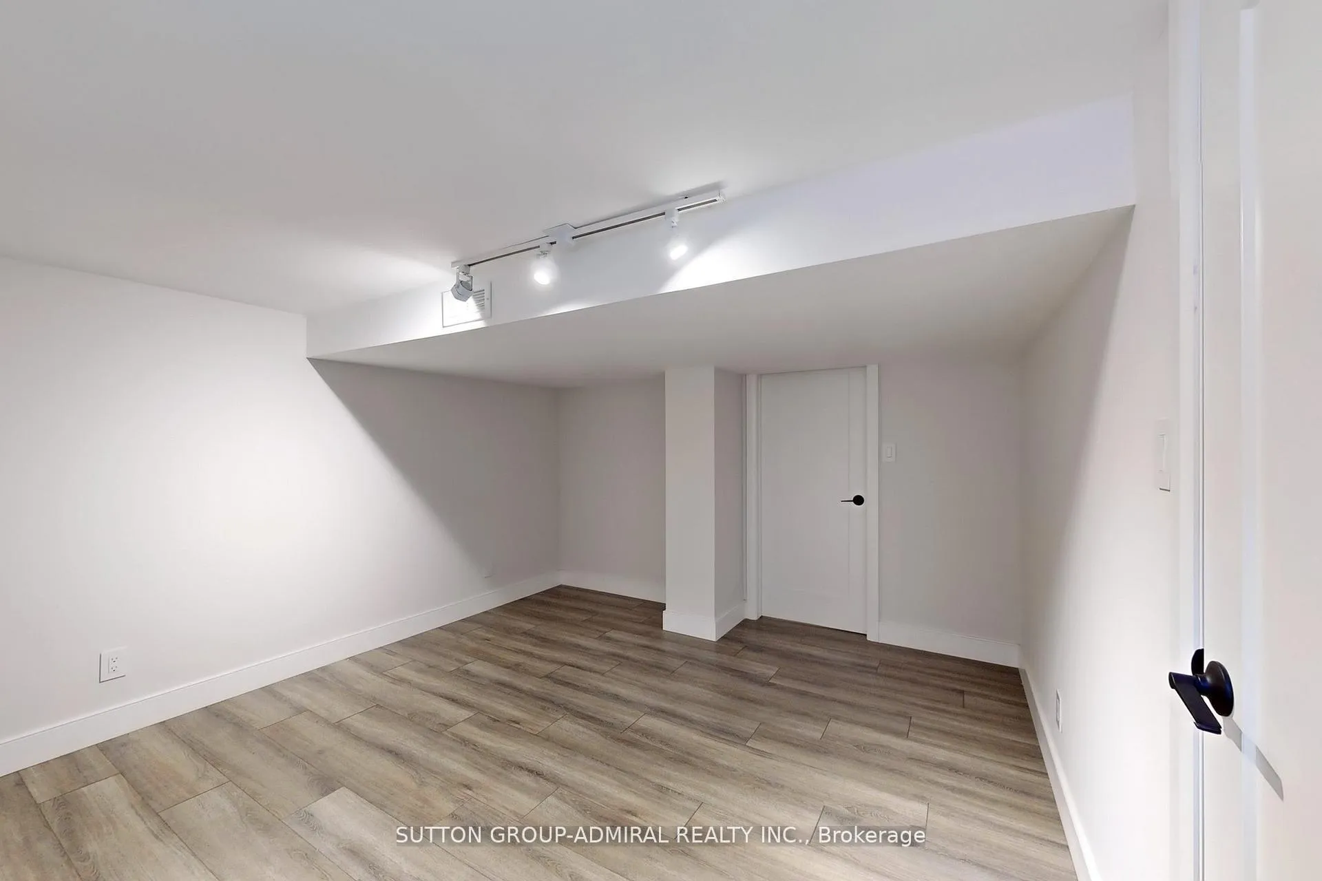 Photo 34 of 76 Ridgevale Drive, Toronto, Englemount-Lawrence — HOMEH