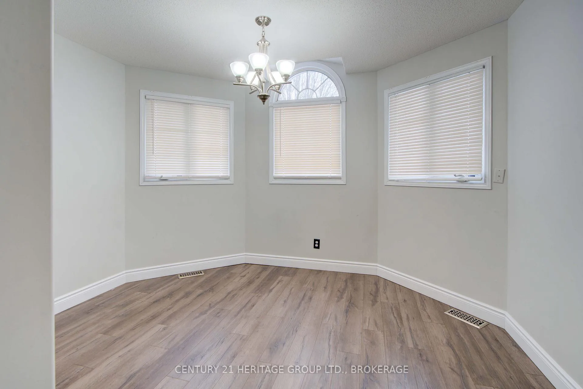 Photo 37 of 456 Weston Crescent, Kingston, East Gardiners Rd — HOMEH