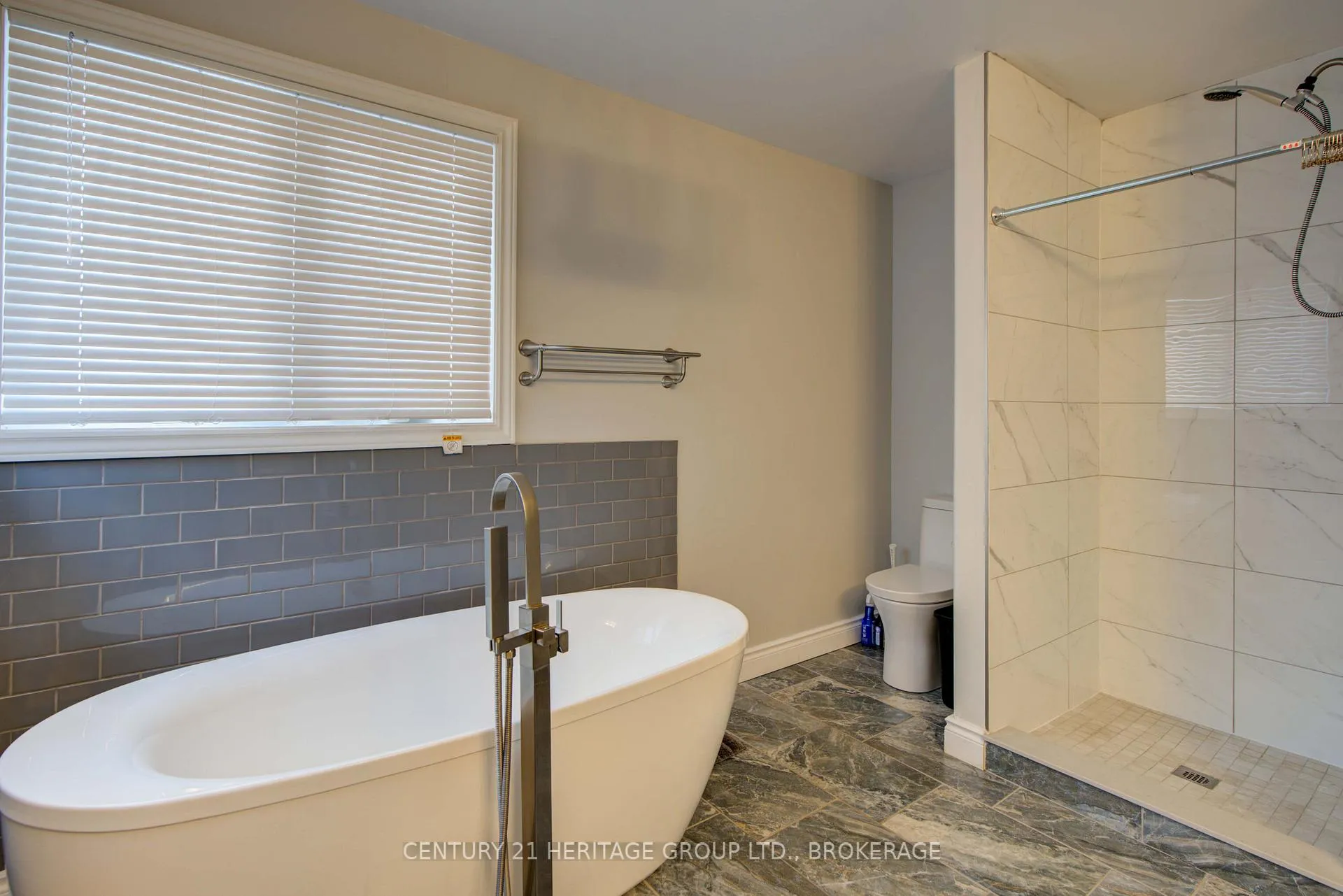 Photo 40 of 456 Weston Crescent, Kingston, East Gardiners Rd — HOMEH