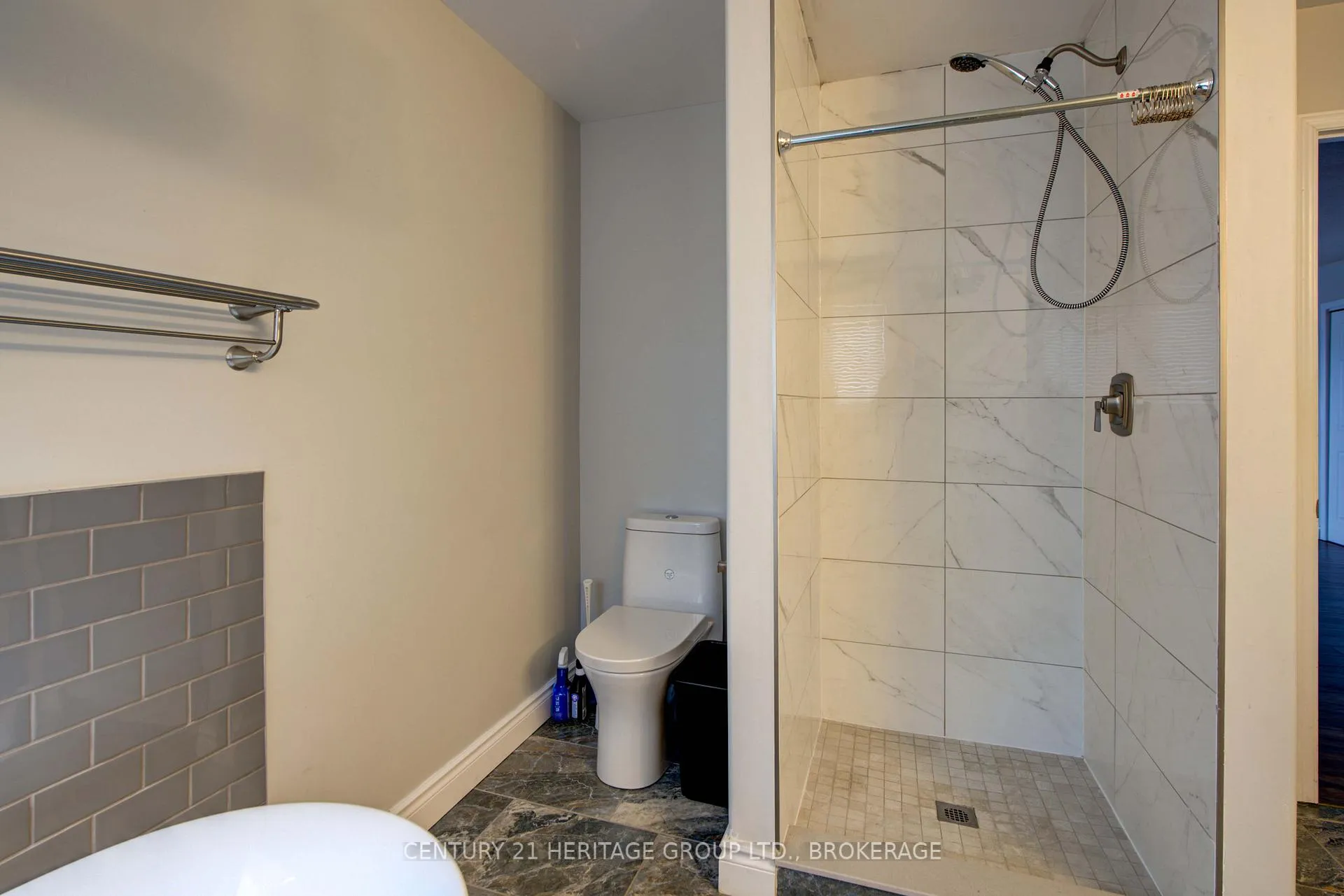 Photo 41 of 456 Weston Crescent, Kingston, East Gardiners Rd — HOMEH