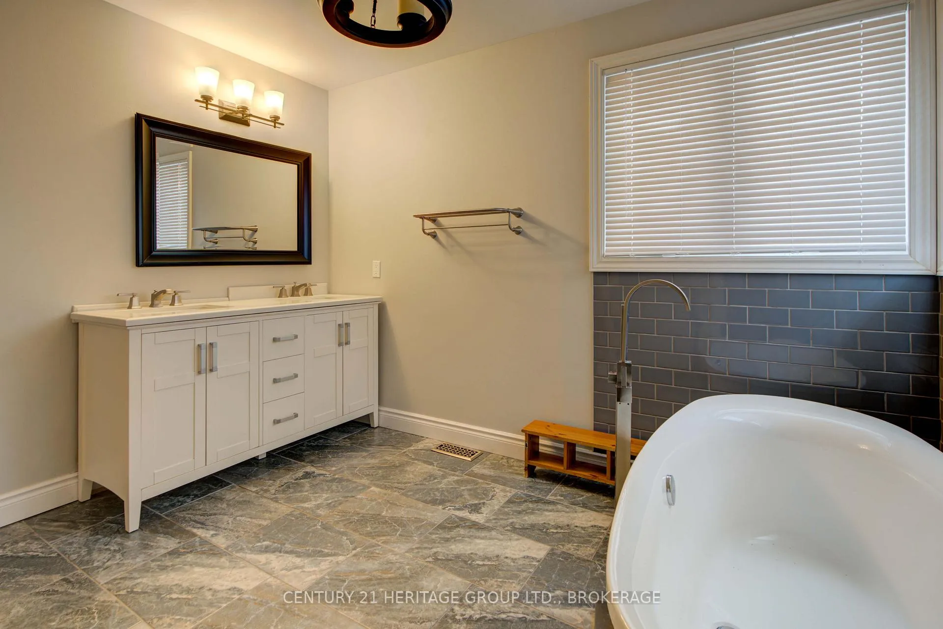 Photo 42 of 456 Weston Crescent, Kingston, East Gardiners Rd — HOMEH